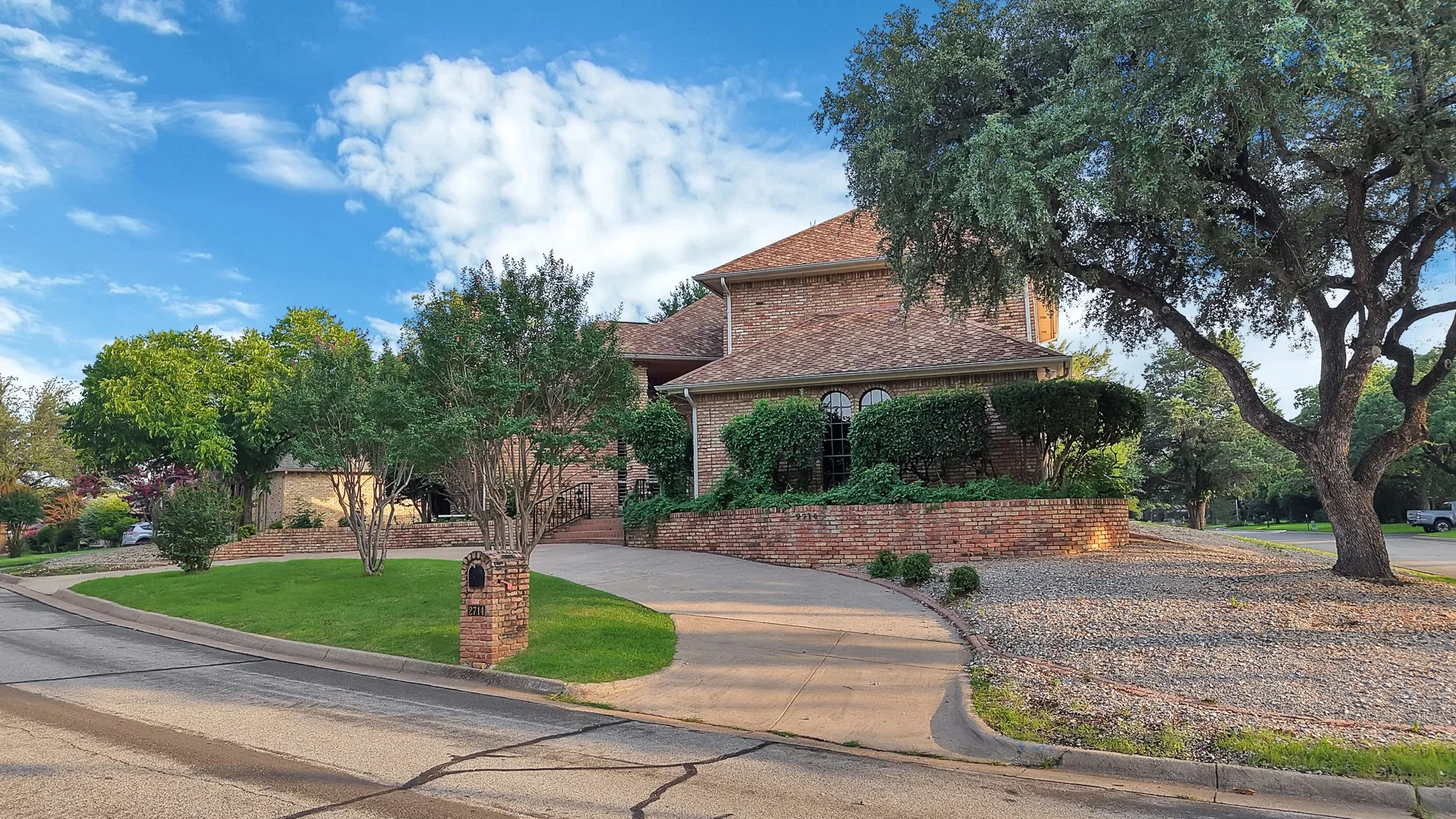 Single Family Residence For Sale in Tarrant County , 2714 Ridge Top Lane, Arlington, Texas 76006, 4 Bedroom, 4 Bathroom, 2 Garage spaces, 3,812 Sqft, built in 1980, mls#21315007, Real Estate Agent in Arlington, Homes For Sale in Tarrant county, Homes For Sale in Arlington, Realtor in Arlington Texas, Real Estate Brokerage Independent Realty Texas, Luminita Cordes Realtor