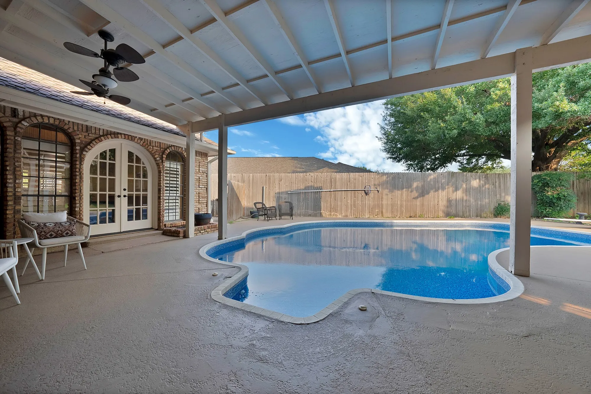 Single Family Residence For Sale in Tarrant County , 2714 Ridge Top Lane, Arlington, Texas 76006, 4 Bedroom, 4 Bathroom, 2 Garage spaces, 3,812 Sqft, built in 1980, mls#21315007, Real Estate Agent in Arlington, Homes For Sale in Tarrant county, Homes For Sale in Arlington, Realtor in Arlington Texas, Real Estate Brokerage Independent Realty Texas, Luminita Cordes Realtor