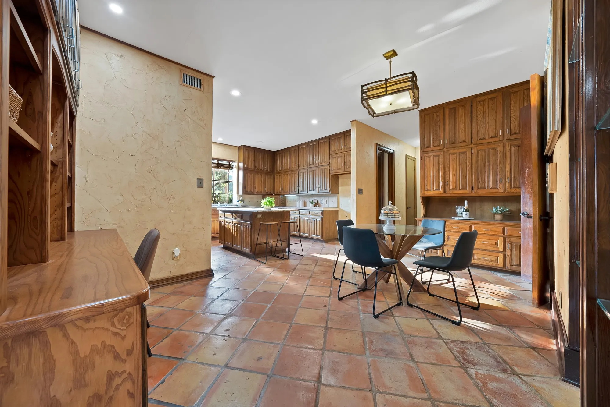 Single Family Residence For Sale in Tarrant County , 2714 Ridge Top Lane, Arlington, Texas 76006, 4 Bedroom, 4 Bathroom, 2 Garage spaces, 3,812 Sqft, built in 1980, mls#21315007, Real Estate Agent in Arlington, Homes For Sale in Tarrant county, Homes For Sale in Arlington, Realtor in Arlington Texas, Real Estate Brokerage Independent Realty Texas, Luminita Cordes Realtor