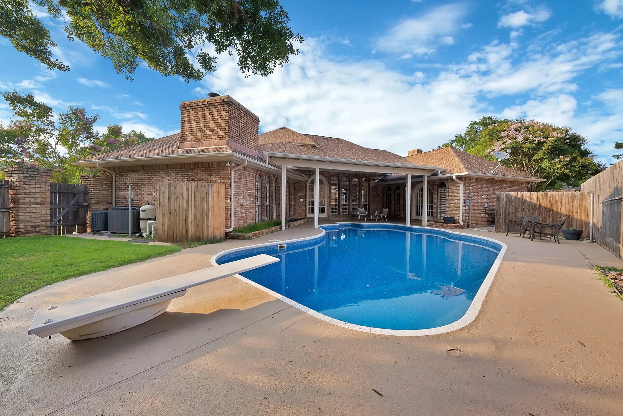 Single Family Residence For Sale in Tarrant County , 2714 Ridge Top Lane, Arlington, Texas 76006, 4 Bedroom, 4 Bathroom, 2 Garage spaces, 3,812 Sqft, built in 1980, mls#21315007, Real Estate Agent in Arlington, Homes For Sale in Tarrant county, Homes For Sale in Arlington, Realtor in Arlington Texas, Real Estate Brokerage Independent Realty Texas, Luminita Cordes Realtor