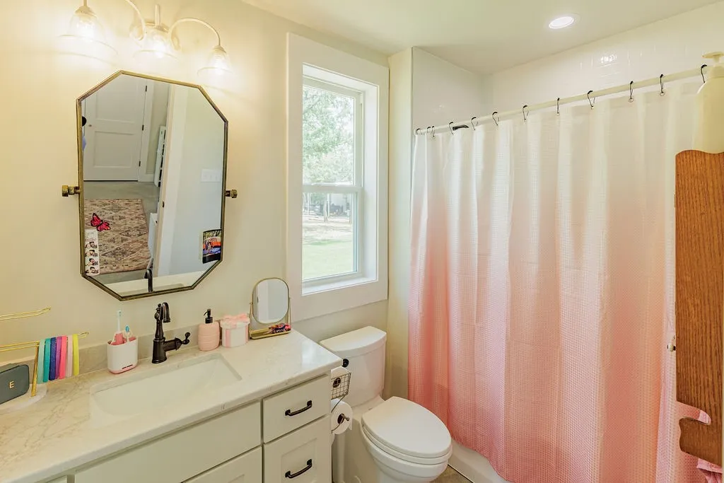second primary en suite full bathroom