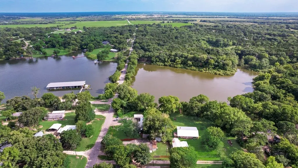 Single Family Residence For Sale in Van Zandt County , 635 Vz County Road 3829, Wills Point, Texas 75169, 3 Bedroom, 3 Bathroom, Garage spaces, 1,388 Sqft, built in 1951, mls#21312815, Real Estate Agent in Wills Point, Homes For Sale in Van Zandt county, Homes For Sale in Wills Point, Realtor in Wills Point Texas, Real Estate Brokerage Independent Realty Texas, Luminita Cordes Realtor