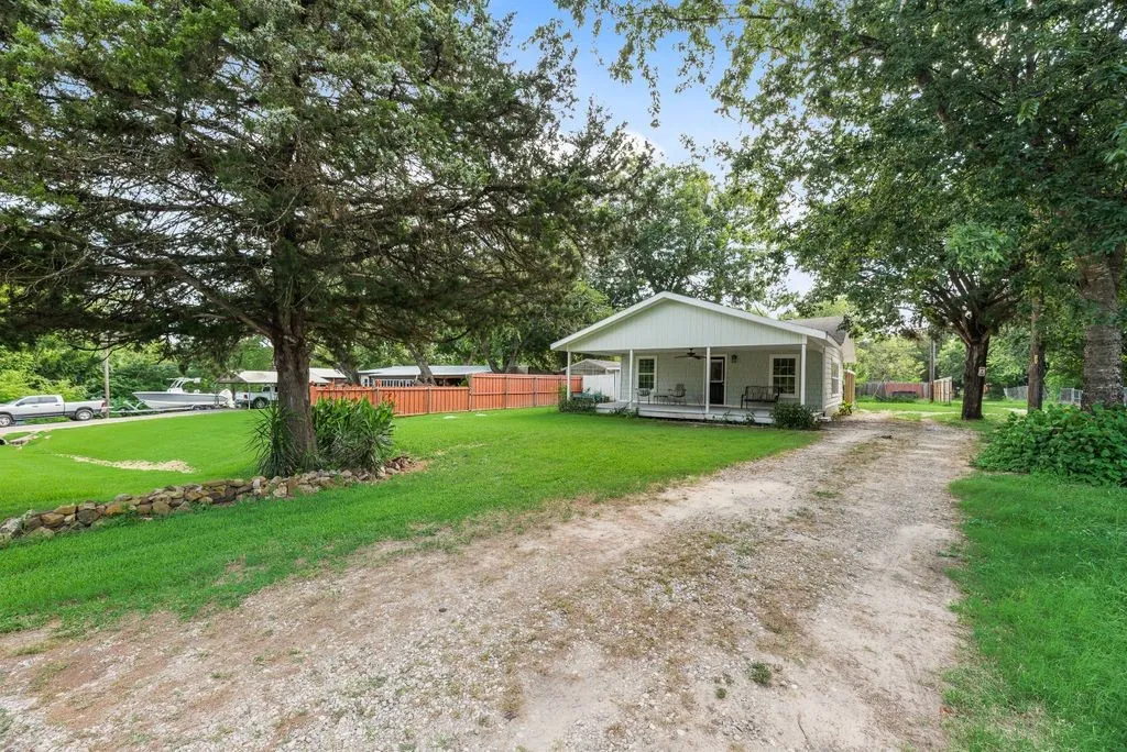 Single Family Residence For Sale in Van Zandt County , 635 Vz County Road 3829, Wills Point, Texas 75169, 3 Bedroom, 3 Bathroom, Garage spaces, 1,388 Sqft, built in 1951, mls#21312815, Real Estate Agent in Wills Point, Homes For Sale in Van Zandt county, Homes For Sale in Wills Point, Realtor in Wills Point Texas, Real Estate Brokerage Independent Realty Texas, Luminita Cordes Realtor
