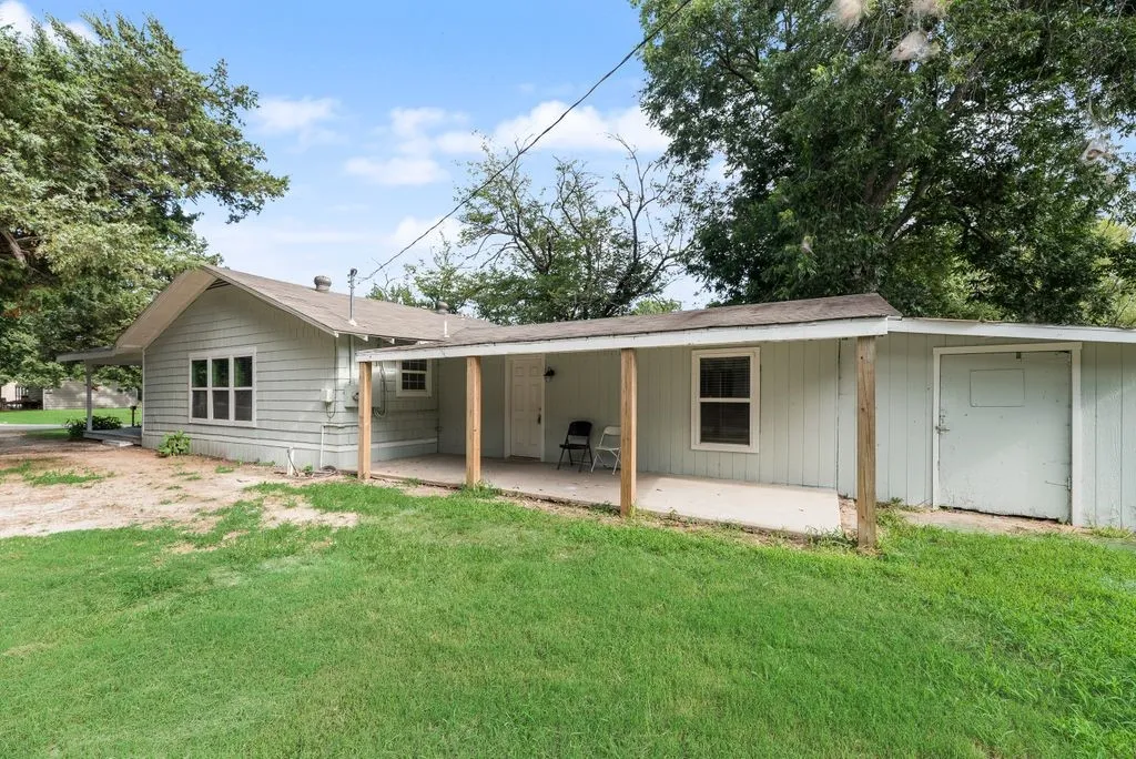 Single Family Residence For Sale in Van Zandt County , 635 Vz County Road 3829, Wills Point, Texas 75169, 3 Bedroom, 3 Bathroom, Garage spaces, 1,388 Sqft, built in 1951, mls#21312815, Real Estate Agent in Wills Point, Homes For Sale in Van Zandt county, Homes For Sale in Wills Point, Realtor in Wills Point Texas, Real Estate Brokerage Independent Realty Texas, Luminita Cordes Realtor