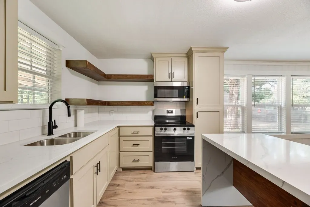 Single Family Residence For Sale in Van Zandt County , 635 Vz County Road 3829, Wills Point, Texas 75169, 3 Bedroom, 3 Bathroom, Garage spaces, 1,388 Sqft, built in 1951, mls#21312815, Real Estate Agent in Wills Point, Homes For Sale in Van Zandt county, Homes For Sale in Wills Point, Realtor in Wills Point Texas, Real Estate Brokerage Independent Realty Texas, Luminita Cordes Realtor
