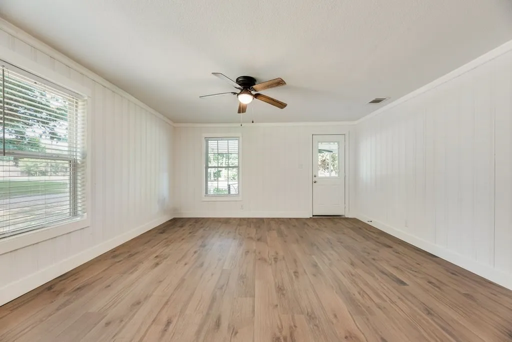 Single Family Residence For Sale in Van Zandt County , 635 Vz County Road 3829, Wills Point, Texas 75169, 3 Bedroom, 3 Bathroom, Garage spaces, 1,388 Sqft, built in 1951, mls#21312815, Real Estate Agent in Wills Point, Homes For Sale in Van Zandt county, Homes For Sale in Wills Point, Realtor in Wills Point Texas, Real Estate Brokerage Independent Realty Texas, Luminita Cordes Realtor