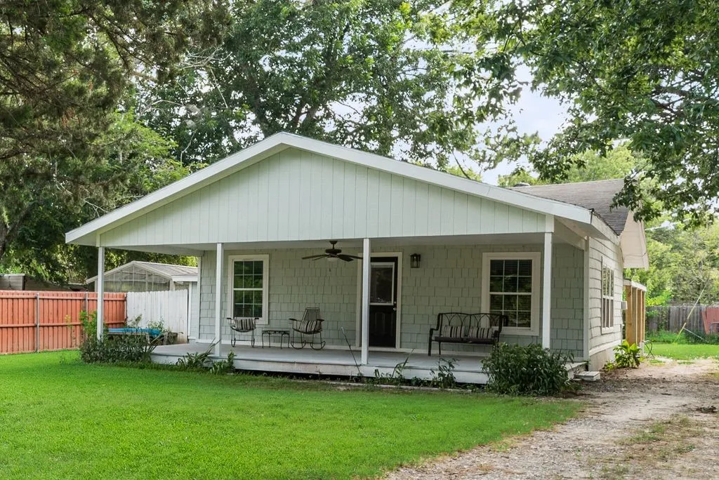 Single Family Residence For Sale in Van Zandt County , 635 Vz County Road 3829, Wills Point, Texas 75169, 3 Bedroom, 3 Bathroom, Garage spaces, 1,388 Sqft, built in 1951, mls#21312815, Real Estate Agent in Wills Point, Homes For Sale in Van Zandt county, Homes For Sale in Wills Point, Realtor in Wills Point Texas, Real Estate Brokerage Independent Realty Texas, Luminita Cordes Realtor