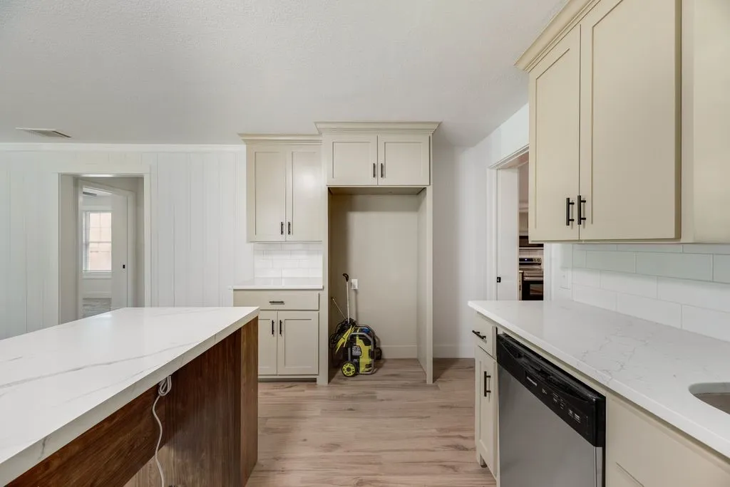Single Family Residence For Sale in Van Zandt County , 635 Vz County Road 3829, Wills Point, Texas 75169, 3 Bedroom, 3 Bathroom, Garage spaces, 1,388 Sqft, built in 1951, mls#21312815, Real Estate Agent in Wills Point, Homes For Sale in Van Zandt county, Homes For Sale in Wills Point, Realtor in Wills Point Texas, Real Estate Brokerage Independent Realty Texas, Luminita Cordes Realtor