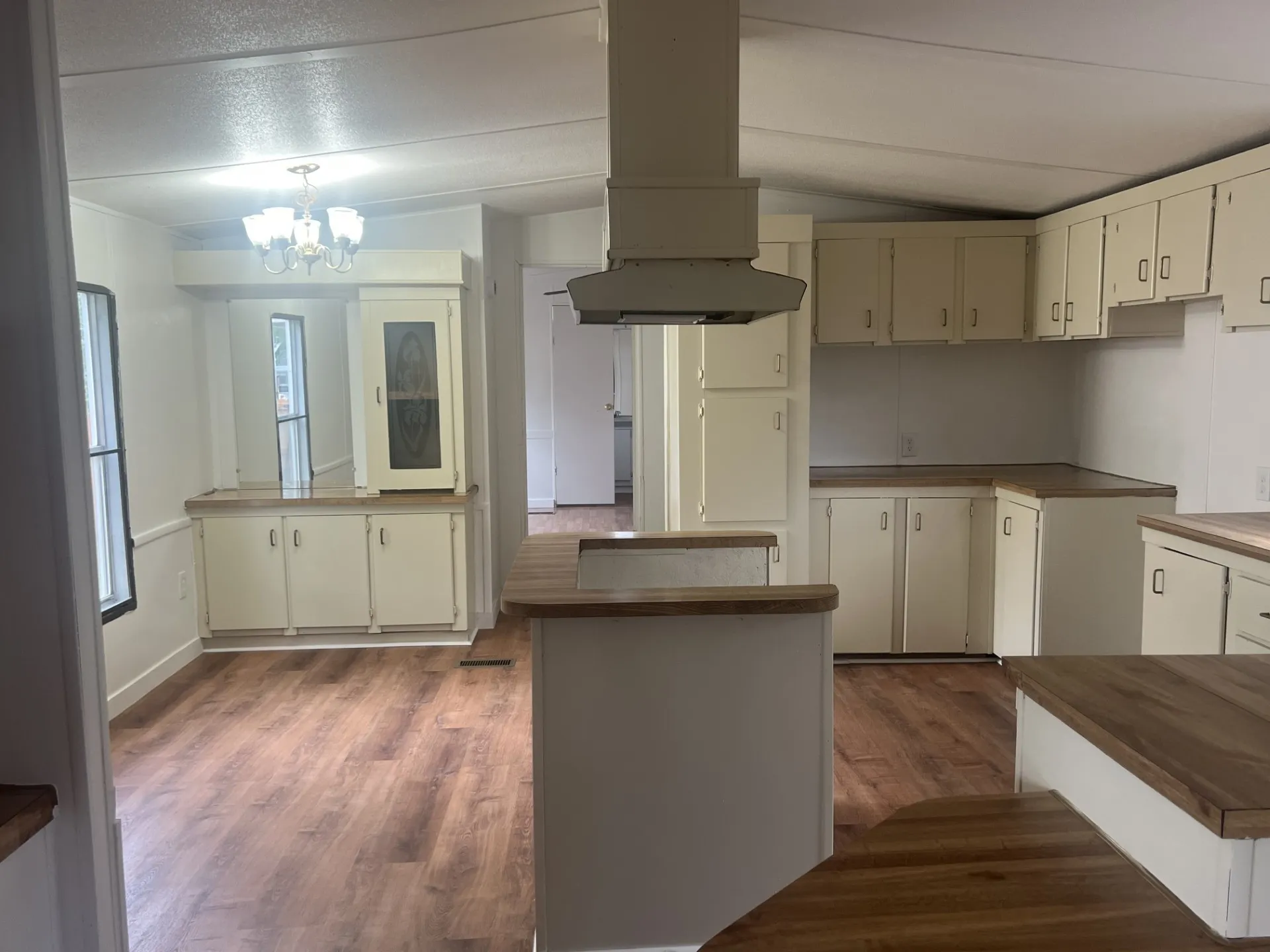 Mobile Home For Sale in Taylor County , 5349 Twylight Tr, Abilene, Texas 79606, 3 Bedroom, 2 Bathroom, Garage spaces, 1,216 Sqft, built in 1985, mls#21315057, Real Estate Agent in Abilene, Homes For Sale in Taylor county, Homes For Sale in Abilene, Realtor in Abilene Texas, Real Estate Brokerage Independent Realty Texas, Luminita Cordes Realtor