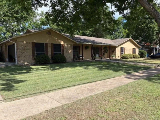 Single Family Residence For Sale in Limestone County , 401 S Ross Avenue, Mexia, Texas 76667, 4 Bedrooms, 3 Bathrooms, 2 Garage spaces, 3,393 Sqft, built in 1966, Price $339,500, mls#21314648, Real Estate Agent in Mexia, Homes For Sale in Limestone county, Homes For Sale in Mexia, Realtor in Mexia Texas, Real Estate Brokerage Independent Realty Texas, Luminita Cordes Realtor