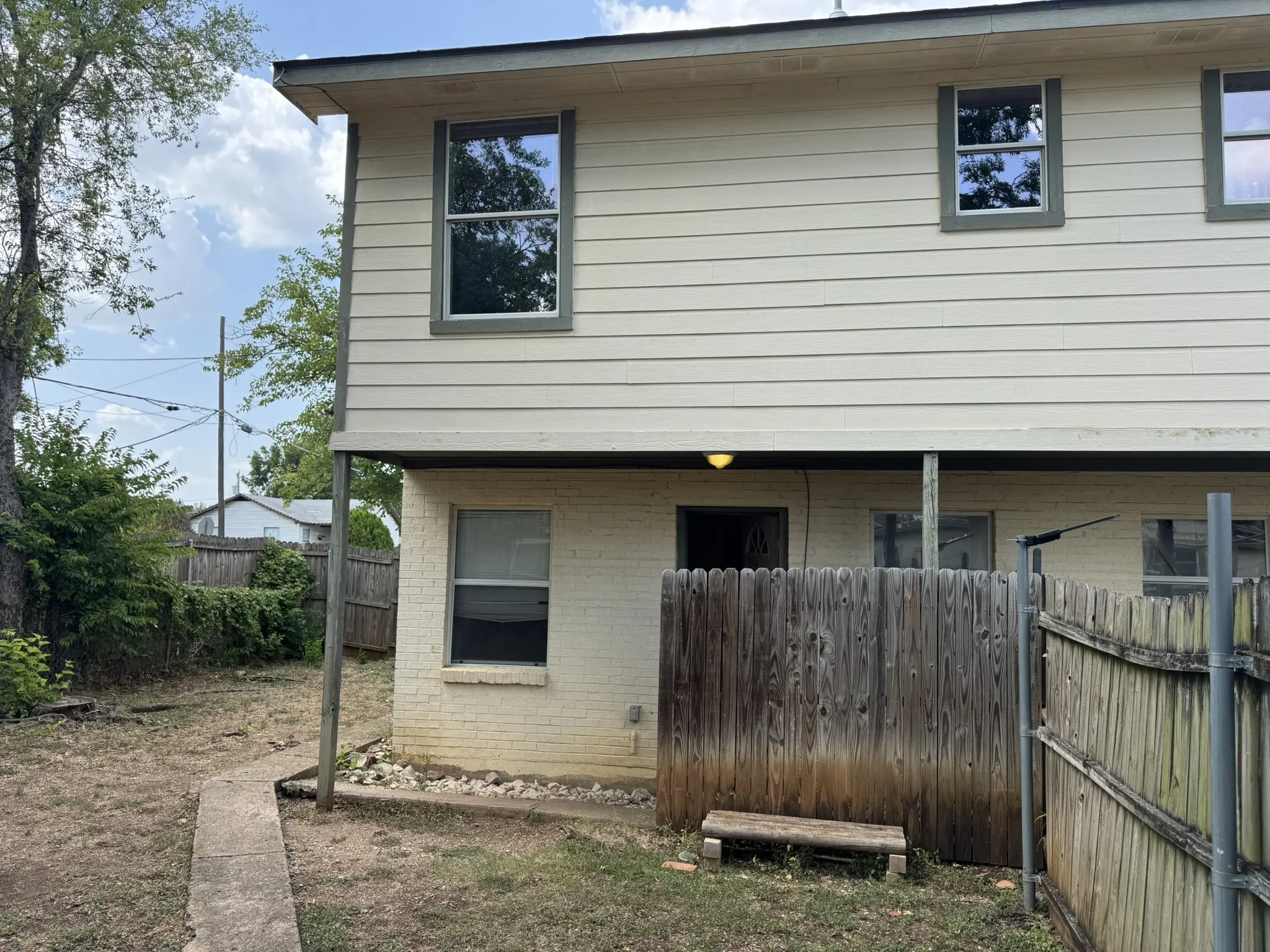 Duplex For Rent in Dallas County , 3850 Mt Ranier Street 3850, Dallas, Texas 75211, 2 Bedroom, 2 Bathroom, 1 Garage spaces, 972 Sqft, built in 1947, mls#21315109, Real Estate Agent in Dallas, Homes For Rent in Dallas county, Homes For Rent in Dallas, Realtor in Dallas Texas, Real Estate Brokerage Independent Realty Texas, Luminita Cordes Realtor
