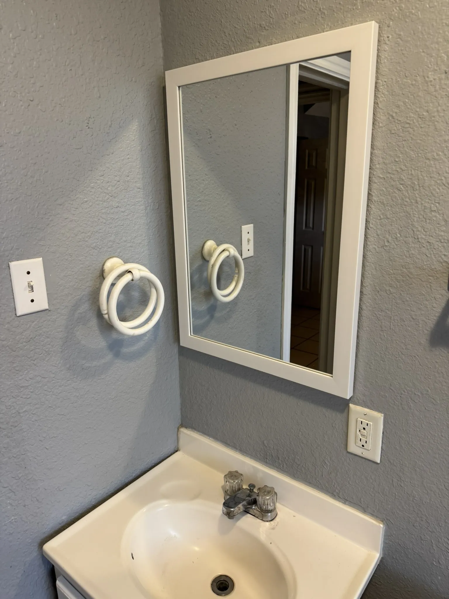 Duplex For Rent in Dallas County , 3850 Mt Ranier Street 3850, Dallas, Texas 75211, 2 Bedroom, 2 Bathroom, 1 Garage spaces, 972 Sqft, built in 1947, mls#21315109, Real Estate Agent in Dallas, Homes For Rent in Dallas county, Homes For Rent in Dallas, Realtor in Dallas Texas, Real Estate Brokerage Independent Realty Texas, Luminita Cordes Realtor