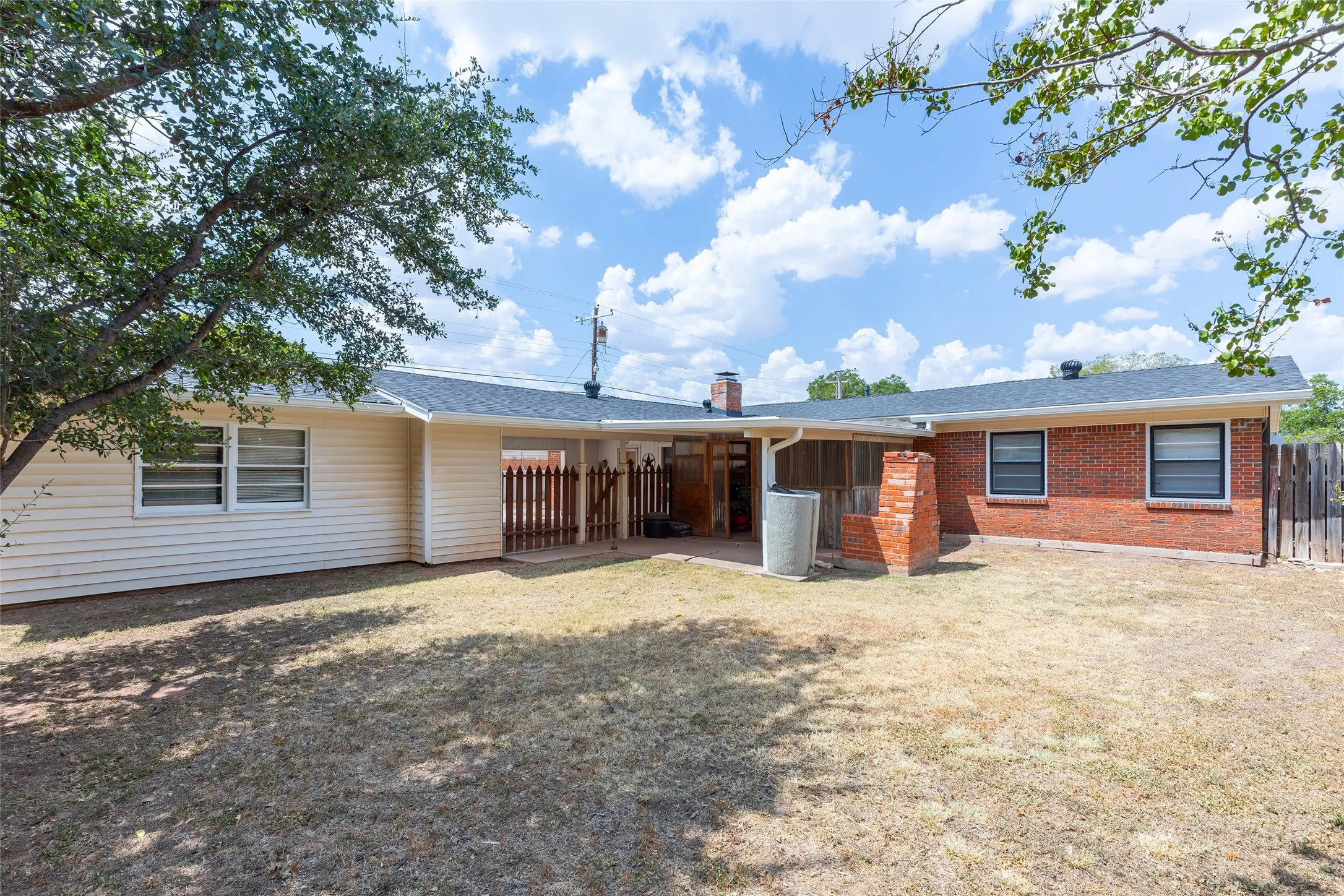Single Family Residence For Sale in Taylor County , 3213 S 22nd Street, Abilene, Texas 79605, 3 Bedroom, 2 Bathroom, Garage spaces, 1,628 Sqft, built in 1958, mls#21315106, Real Estate Agent in Abilene, Homes For Sale in Taylor county, Homes For Sale in Abilene, Realtor in Abilene Texas, Real Estate Brokerage Independent Realty Texas, Luminita Cordes Realtor