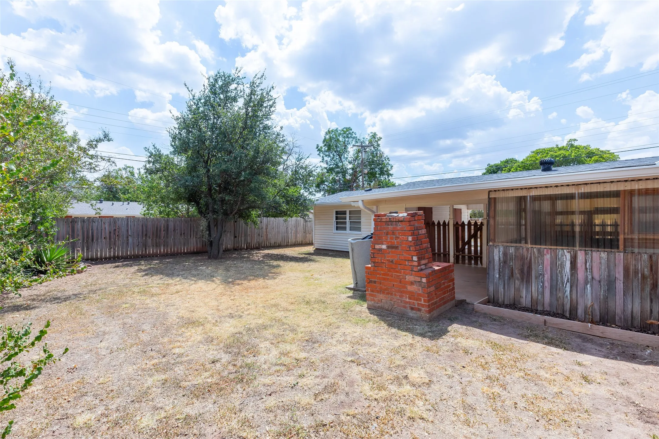 Single Family Residence For Sale in Taylor County , 3213 S 22nd Street, Abilene, Texas 79605, 3 Bedroom, 2 Bathroom, Garage spaces, 1,628 Sqft, built in 1958, mls#21315106, Real Estate Agent in Abilene, Homes For Sale in Taylor county, Homes For Sale in Abilene, Realtor in Abilene Texas, Real Estate Brokerage Independent Realty Texas, Luminita Cordes Realtor