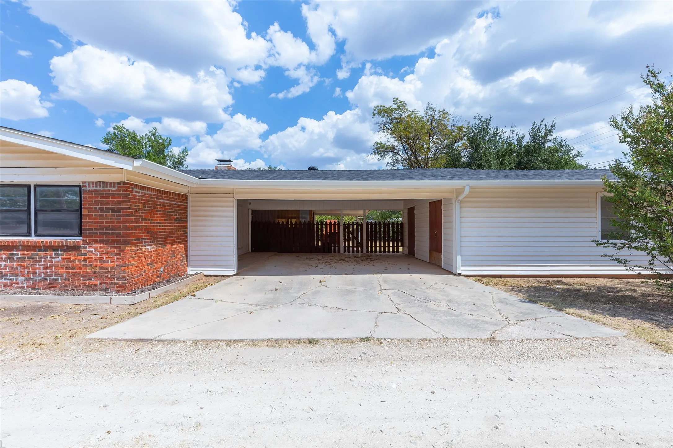 Single Family Residence For Sale in Taylor County , 3213 S 22nd Street, Abilene, Texas 79605, 3 Bedroom, 2 Bathroom, Garage spaces, 1,628 Sqft, built in 1958, mls#21315106, Real Estate Agent in Abilene, Homes For Sale in Taylor county, Homes For Sale in Abilene, Realtor in Abilene Texas, Real Estate Brokerage Independent Realty Texas, Luminita Cordes Realtor
