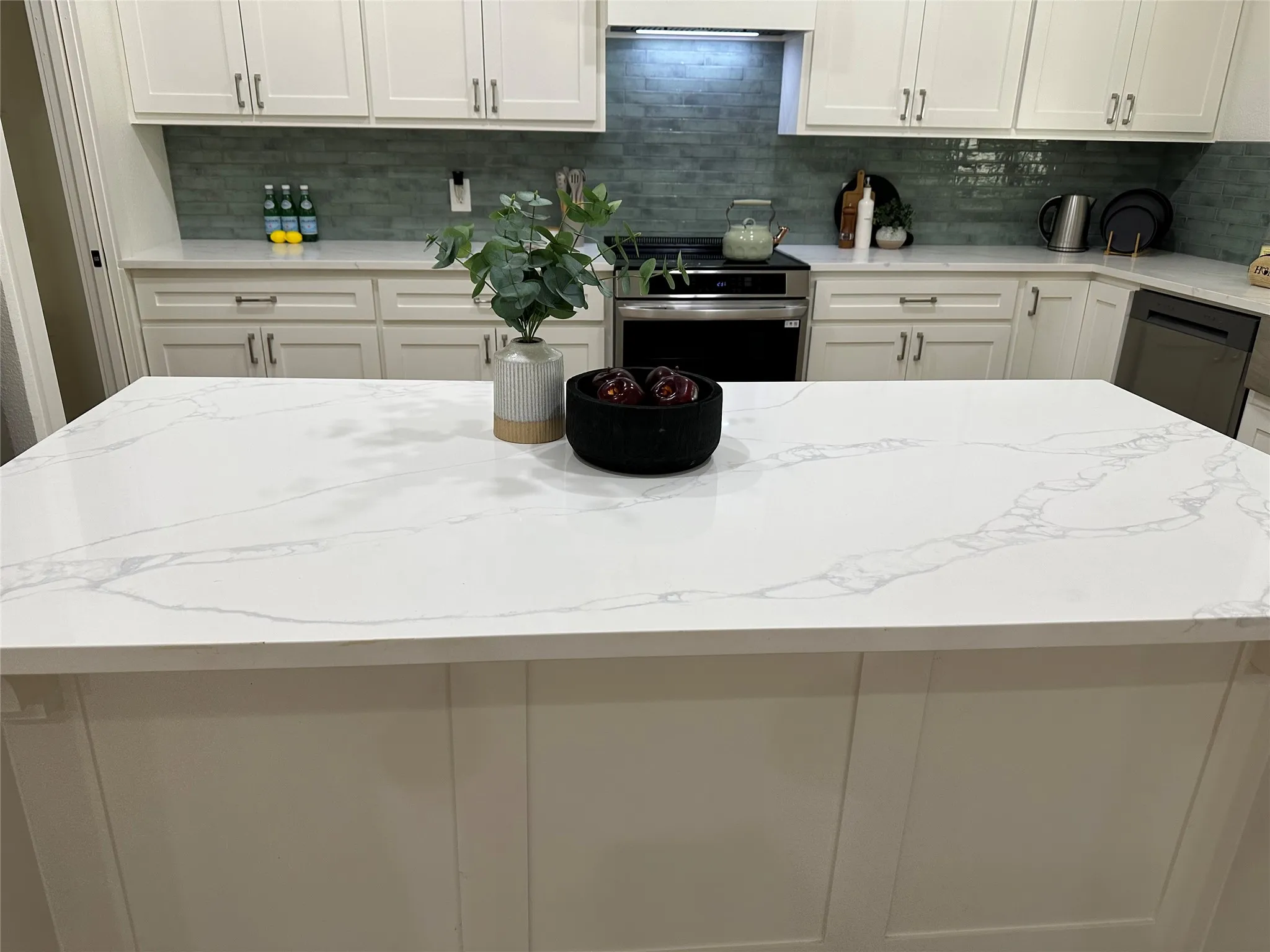 Backside kitchen island with waterfall feature, long enough for 4/5 regular size barstools, 3 big stools