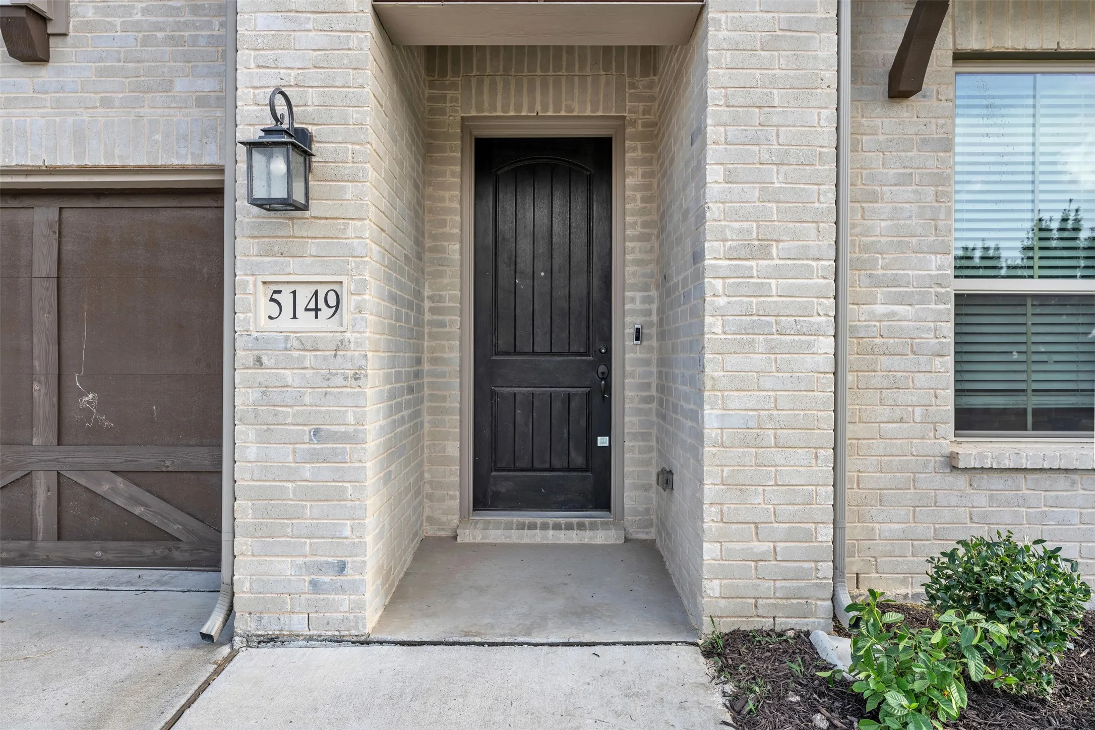 Entry at 5149 Cantle Ct in Fort Worth, Texas, Tarrant County, with 9 foot door, covered porch, and fully bricked entry way.