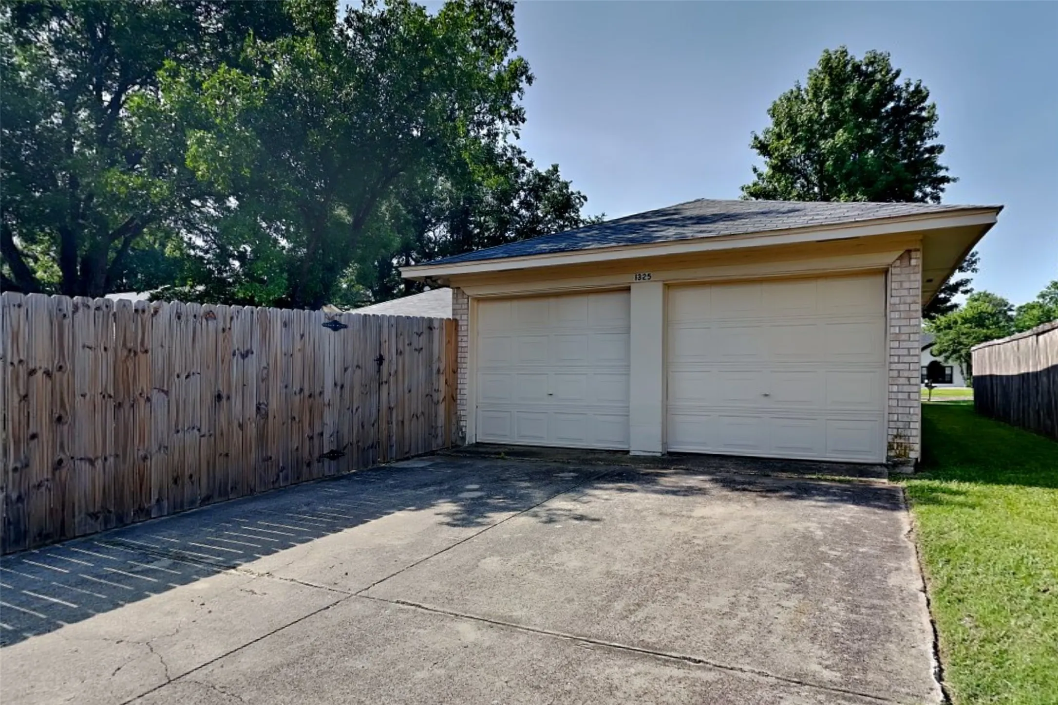 Single Family Residence For Rent in Collin County , 1325 Glyndon Drive, Plano, Texas 75023, 3 Bedroom, 2 Bathroom, 2 Garage spaces, 1,755 Sqft, built in 1982, mls#21315172, Real Estate Agent in Plano, Homes For Rent in Collin county, Homes For Rent in Plano, Realtor in Plano Texas, Real Estate Brokerage Independent Realty Texas, Luminita Cordes Realtor