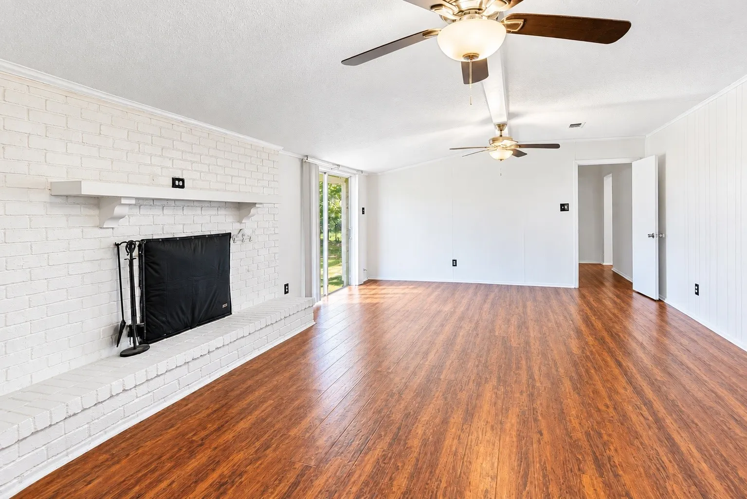Single Family Residence For Sale in Delta County , 1050 W Dallas Avenue, Cooper, Texas 75432, 4 Bedroom, 3 Bathroom, 3 Garage spaces, 3,270 Sqft, built in 1900, mls#21306000, Real Estate Agent in Cooper, Homes For Sale in Delta county, Homes For Sale in Cooper, Realtor in Cooper Texas, Real Estate Brokerage Independent Realty Texas, Luminita Cordes Realtor
