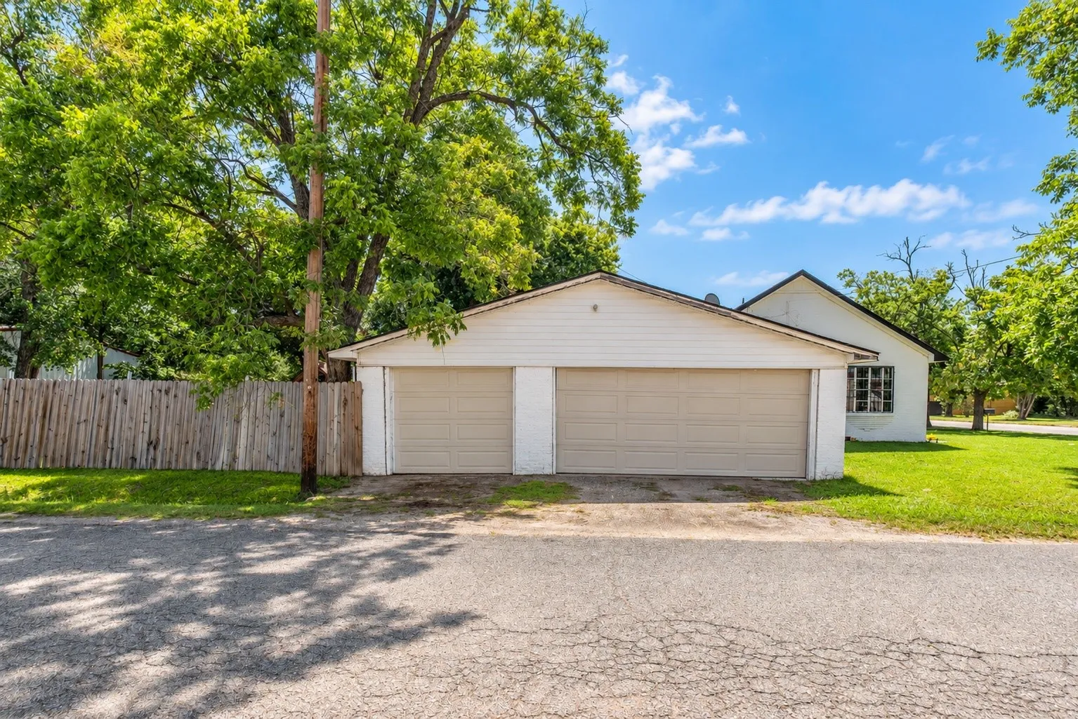 Single Family Residence For Sale in Delta County , 1050 W Dallas Avenue, Cooper, Texas 75432, 4 Bedroom, 3 Bathroom, 3 Garage spaces, 3,270 Sqft, built in 1900, mls#21306000, Real Estate Agent in Cooper, Homes For Sale in Delta county, Homes For Sale in Cooper, Realtor in Cooper Texas, Real Estate Brokerage Independent Realty Texas, Luminita Cordes Realtor