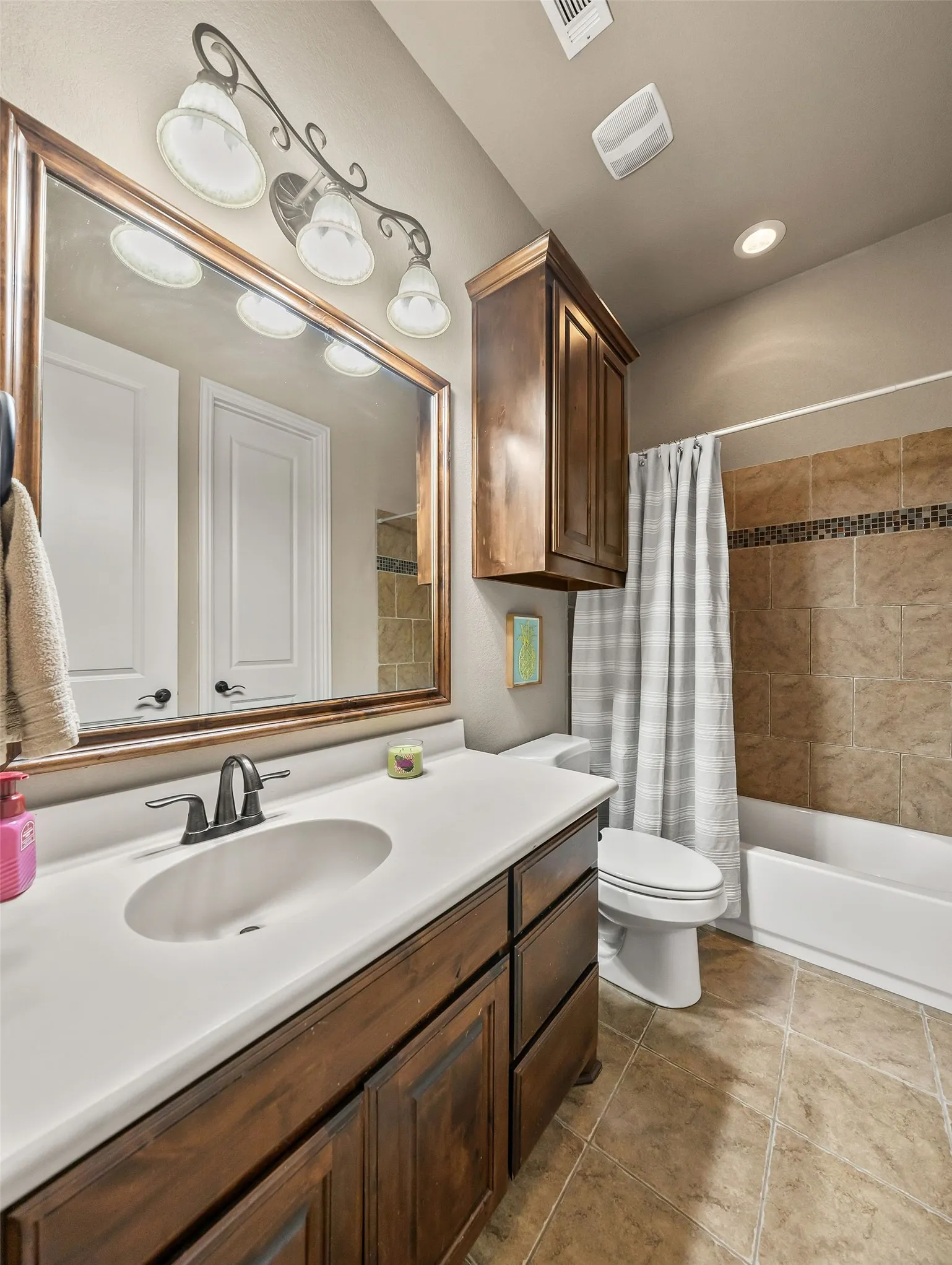 Single Family Residence For Sale in Ellis County , 7206 Cattle Barron Court, Midlothian, Texas 76065, 5 Bedroom, 6 Bathroom, 3 Garage spaces, 4,440 Sqft, built in 2011, mls#21315177, Real Estate Agent in Midlothian, Homes For Sale in Ellis county, Homes For Sale in Midlothian, Realtor in Midlothian Texas, Real Estate Brokerage Independent Realty Texas, Luminita Cordes Realtor