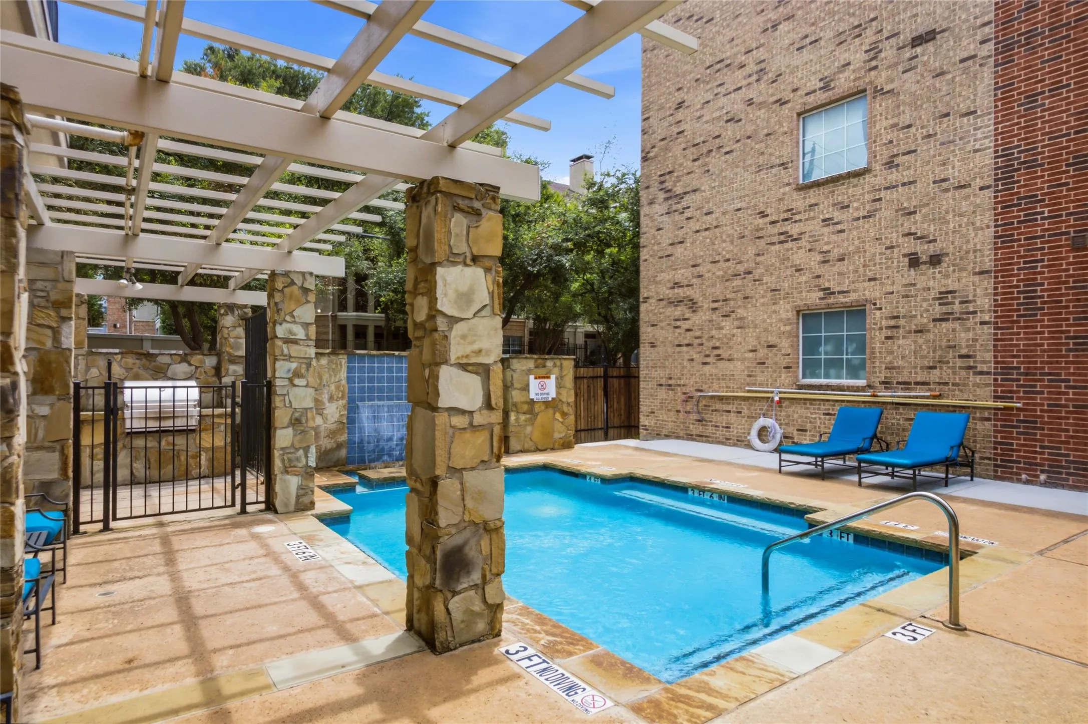 Outdoor swimming pool with integrated spa and stone surround