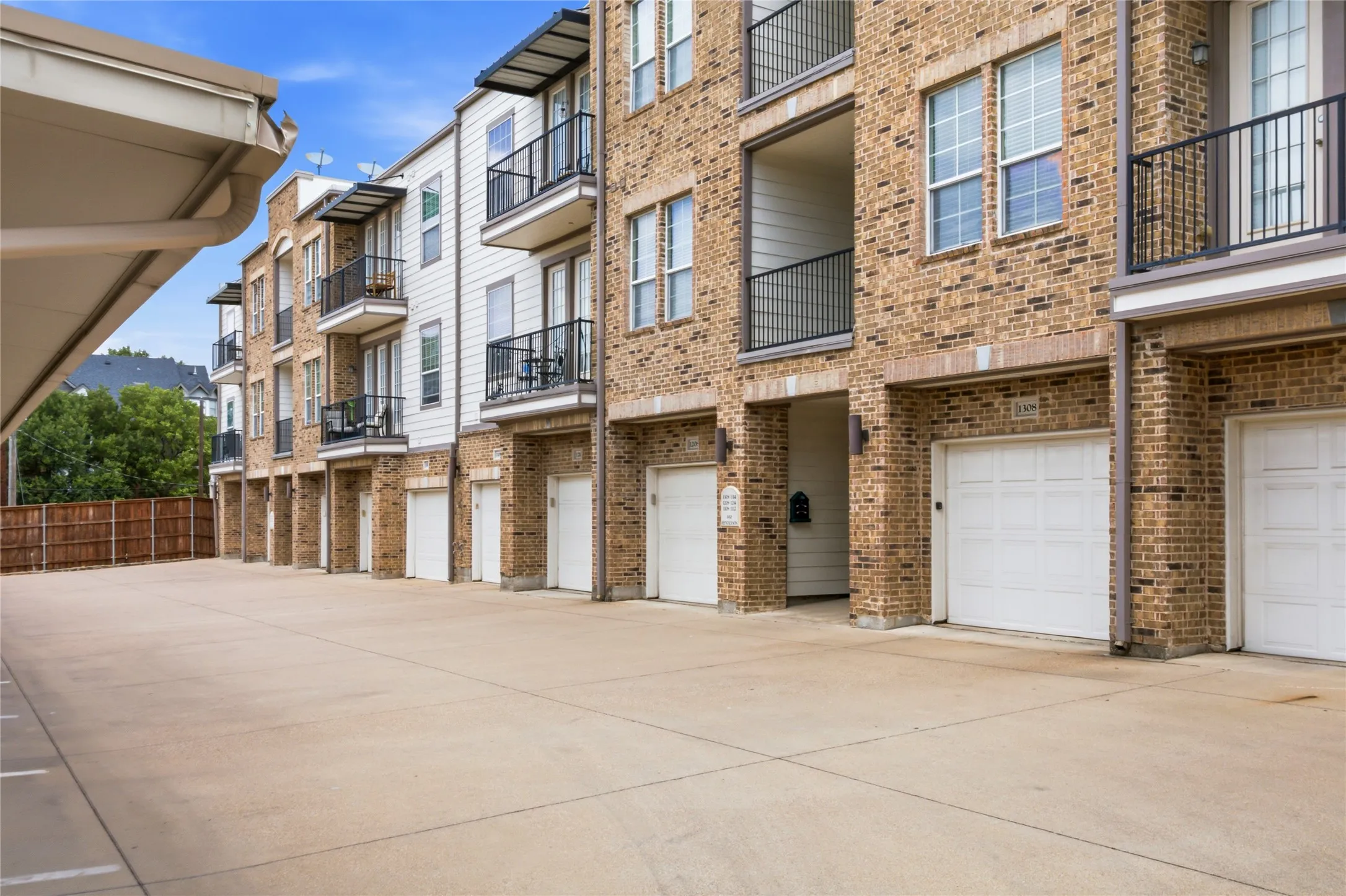 Condominium For Rent in Tarrant County , 950 Henderson Street 1210, Fort Worth, Texas 76102, 1 Bedroom, 1 Bathroom, 1 Garage spaces, 819 Sqft, built in 2007, mls#21294576, Real Estate Agent in Fort Worth, Homes For Rent in Tarrant county, Homes For Rent in Fort Worth, Realtor in Fort Worth Texas, Real Estate Brokerage Independent Realty Texas, Luminita Cordes Realtor