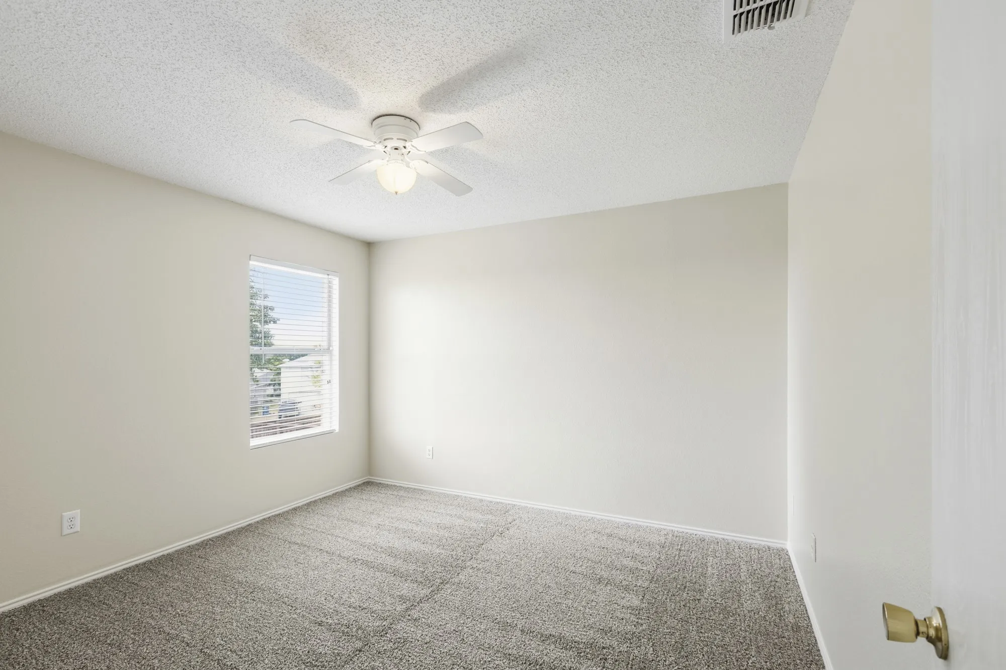 Single Family Residence For Sale in Rockwall County , 1508 Stewart Drive, Rockwall, Texas 75032, 4 Bedroom, 3 Bathroom, 2 Garage spaces, 2,250 Sqft, built in 2000, mls#21315211, Real Estate Agent in Rockwall, Homes For Sale in Rockwall county, Homes For Sale in Rockwall, Realtor in Rockwall Texas, Real Estate Brokerage Independent Realty Texas, Luminita Cordes Realtor