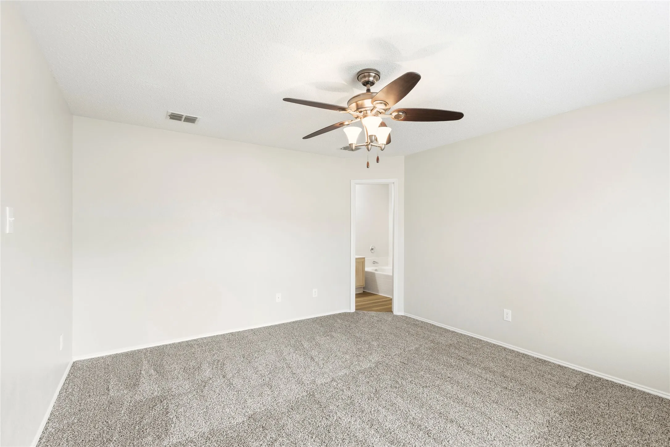 Single Family Residence For Sale in Rockwall County , 1508 Stewart Drive, Rockwall, Texas 75032, 4 Bedroom, 3 Bathroom, 2 Garage spaces, 2,250 Sqft, built in 2000, mls#21315211, Real Estate Agent in Rockwall, Homes For Sale in Rockwall county, Homes For Sale in Rockwall, Realtor in Rockwall Texas, Real Estate Brokerage Independent Realty Texas, Luminita Cordes Realtor
