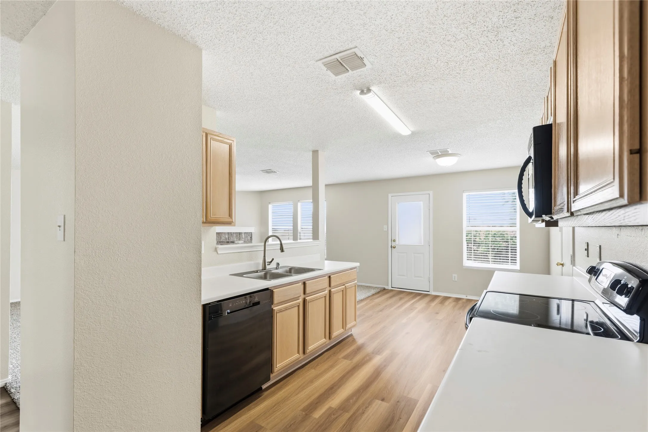 Single Family Residence For Sale in Rockwall County , 1508 Stewart Drive, Rockwall, Texas 75032, 4 Bedroom, 3 Bathroom, 2 Garage spaces, 2,250 Sqft, built in 2000, mls#21315211, Real Estate Agent in Rockwall, Homes For Sale in Rockwall county, Homes For Sale in Rockwall, Realtor in Rockwall Texas, Real Estate Brokerage Independent Realty Texas, Luminita Cordes Realtor