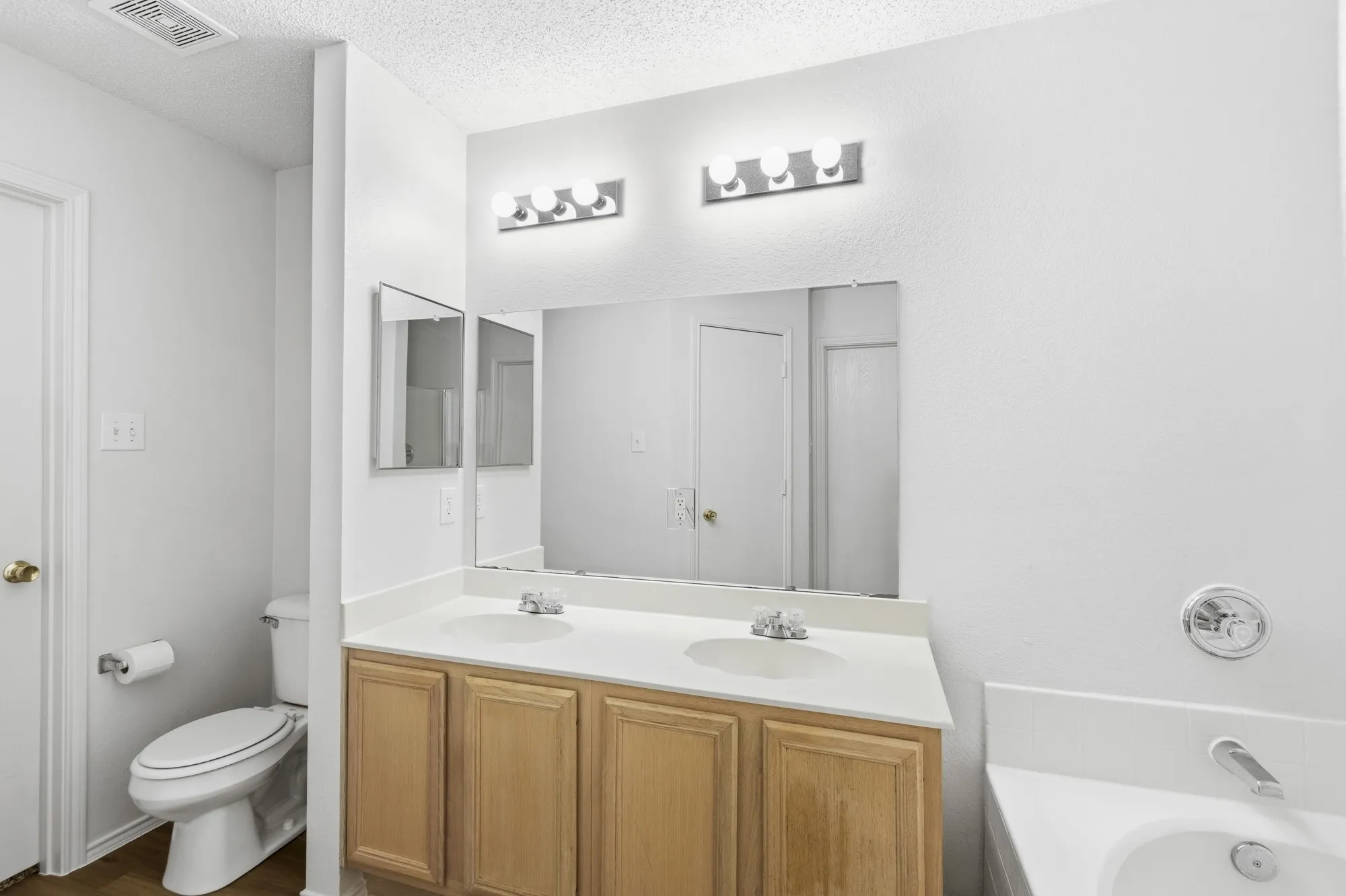 Single Family Residence For Sale in Rockwall County , 1508 Stewart Drive, Rockwall, Texas 75032, 4 Bedroom, 3 Bathroom, 2 Garage spaces, 2,250 Sqft, built in 2000, mls#21315211, Real Estate Agent in Rockwall, Homes For Sale in Rockwall county, Homes For Sale in Rockwall, Realtor in Rockwall Texas, Real Estate Brokerage Independent Realty Texas, Luminita Cordes Realtor