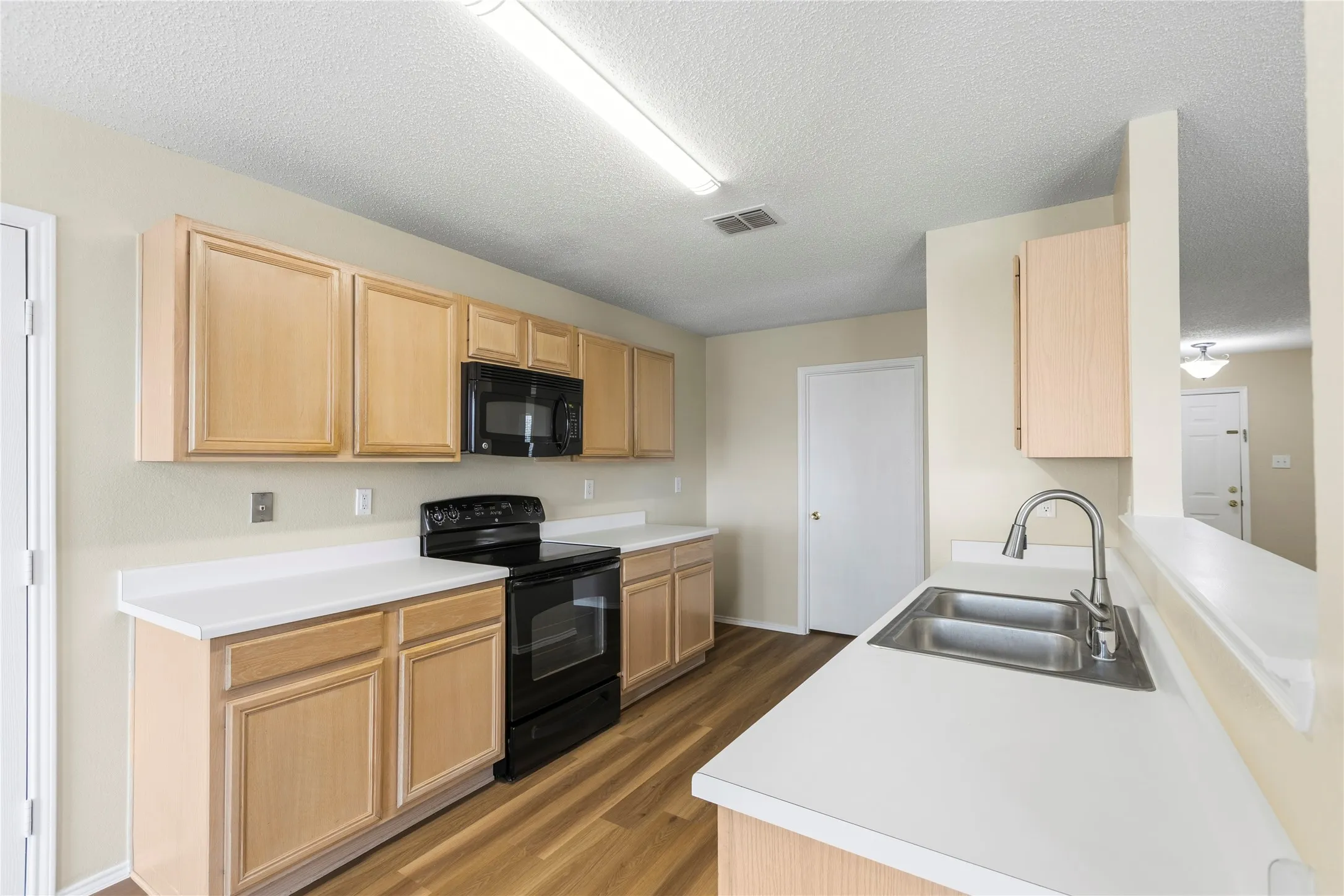 Single Family Residence For Sale in Rockwall County , 1508 Stewart Drive, Rockwall, Texas 75032, 4 Bedroom, 3 Bathroom, 2 Garage spaces, 2,250 Sqft, built in 2000, mls#21315211, Real Estate Agent in Rockwall, Homes For Sale in Rockwall county, Homes For Sale in Rockwall, Realtor in Rockwall Texas, Real Estate Brokerage Independent Realty Texas, Luminita Cordes Realtor