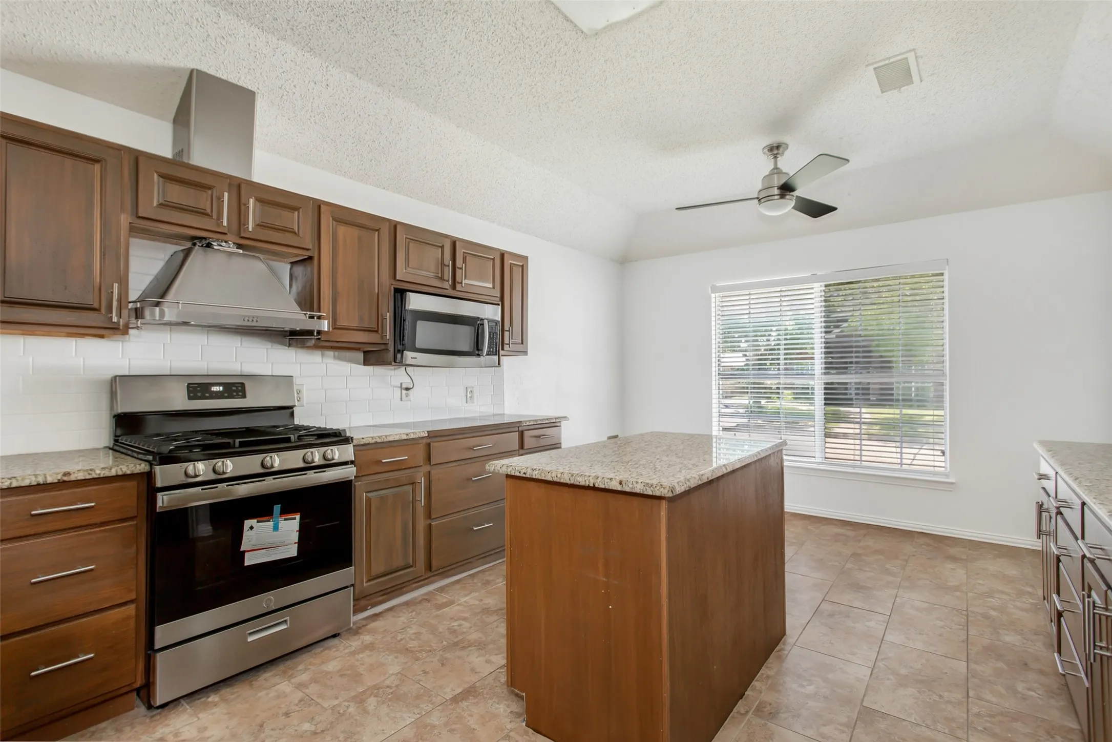 Single Family Residence For Sale in Dallas County , 6610 Falcon Street, Rowlett, Texas 75089, 4 Bedroom, 2 Bathroom, 2 Garage spaces, 2,365 Sqft, built in 1991, mls#21315221, Real Estate Agent in Rowlett, Homes For Sale in Dallas county, Homes For Sale in Rowlett, Realtor in Rowlett Texas, Real Estate Brokerage Independent Realty Texas, Luminita Cordes Realtor