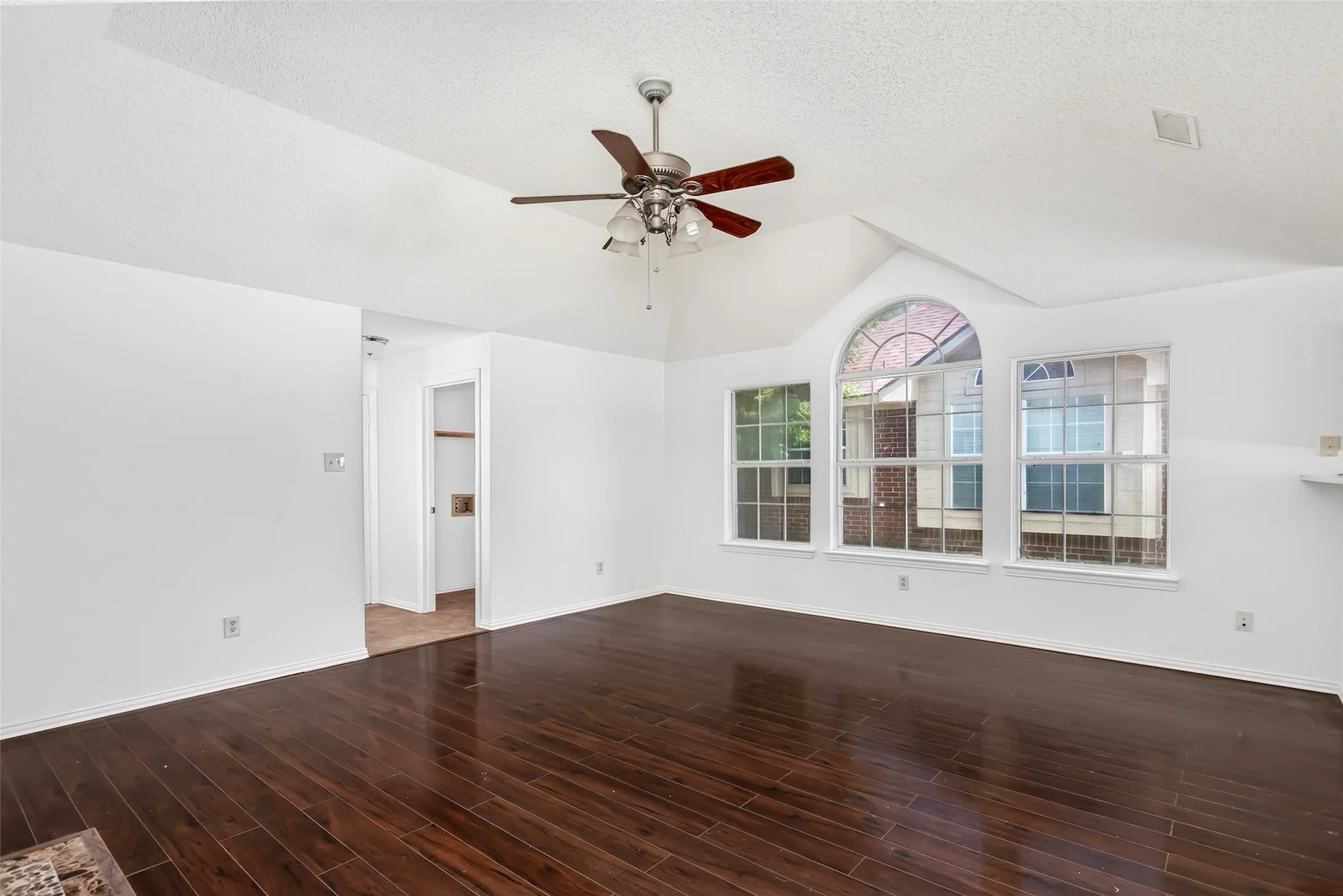 Single Family Residence For Sale in Dallas County , 6610 Falcon Street, Rowlett, Texas 75089, 4 Bedroom, 2 Bathroom, 2 Garage spaces, 2,365 Sqft, built in 1991, mls#21315221, Real Estate Agent in Rowlett, Homes For Sale in Dallas county, Homes For Sale in Rowlett, Realtor in Rowlett Texas, Real Estate Brokerage Independent Realty Texas, Luminita Cordes Realtor