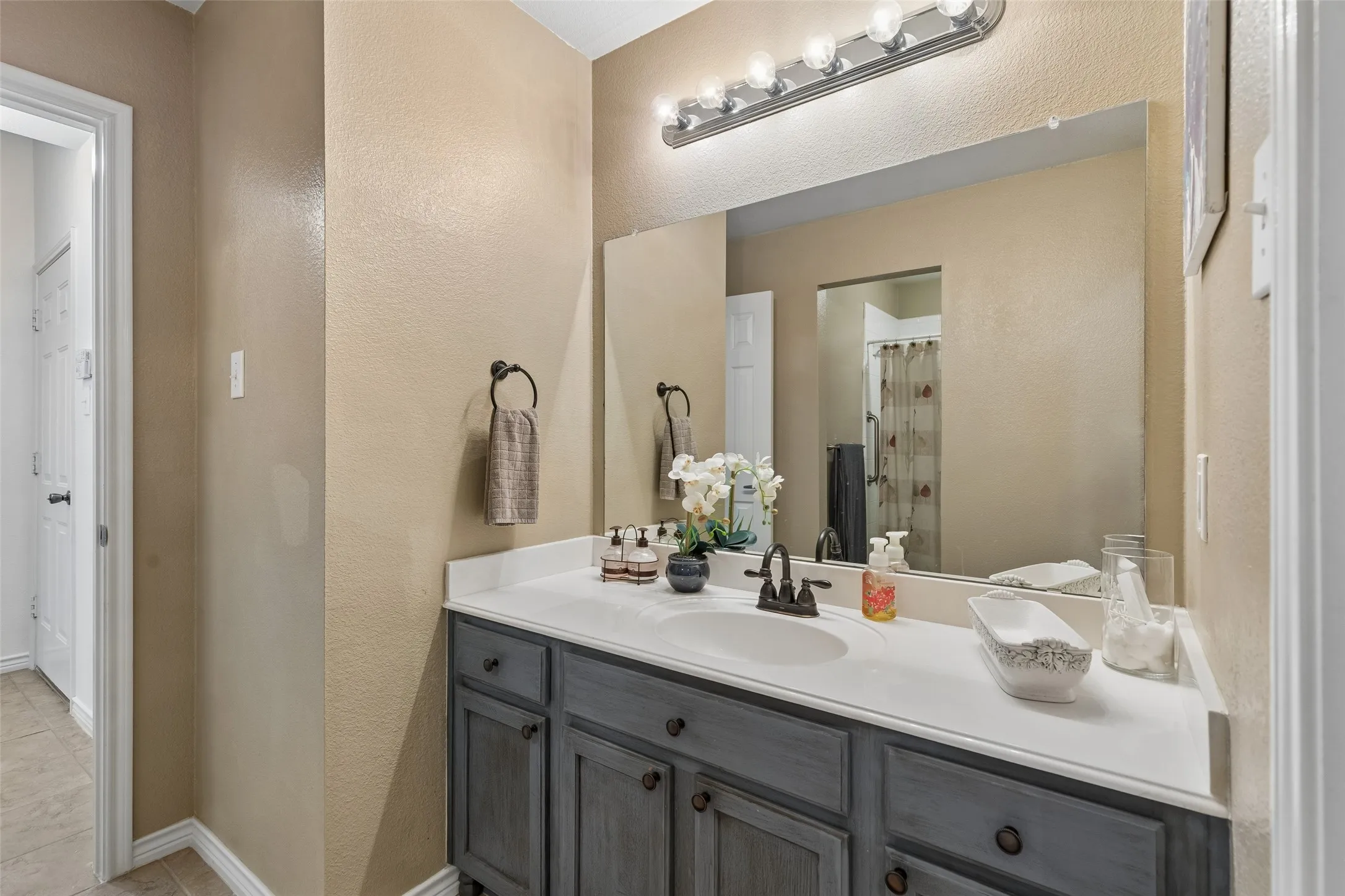 Single Family Residence For Sale in Denton County , 1104 Bell Manor Drive, Savannah, Texas 76227, 4 Bedroom, 2 Bathroom, 3 Garage spaces, 2,203 Sqft, built in 2005, mls#21312274, Real Estate Agent in Savannah, Homes For Sale in Denton county, Homes For Sale in Savannah, Realtor in Savannah Texas, Real Estate Brokerage Independent Realty Texas, Luminita Cordes Realtor