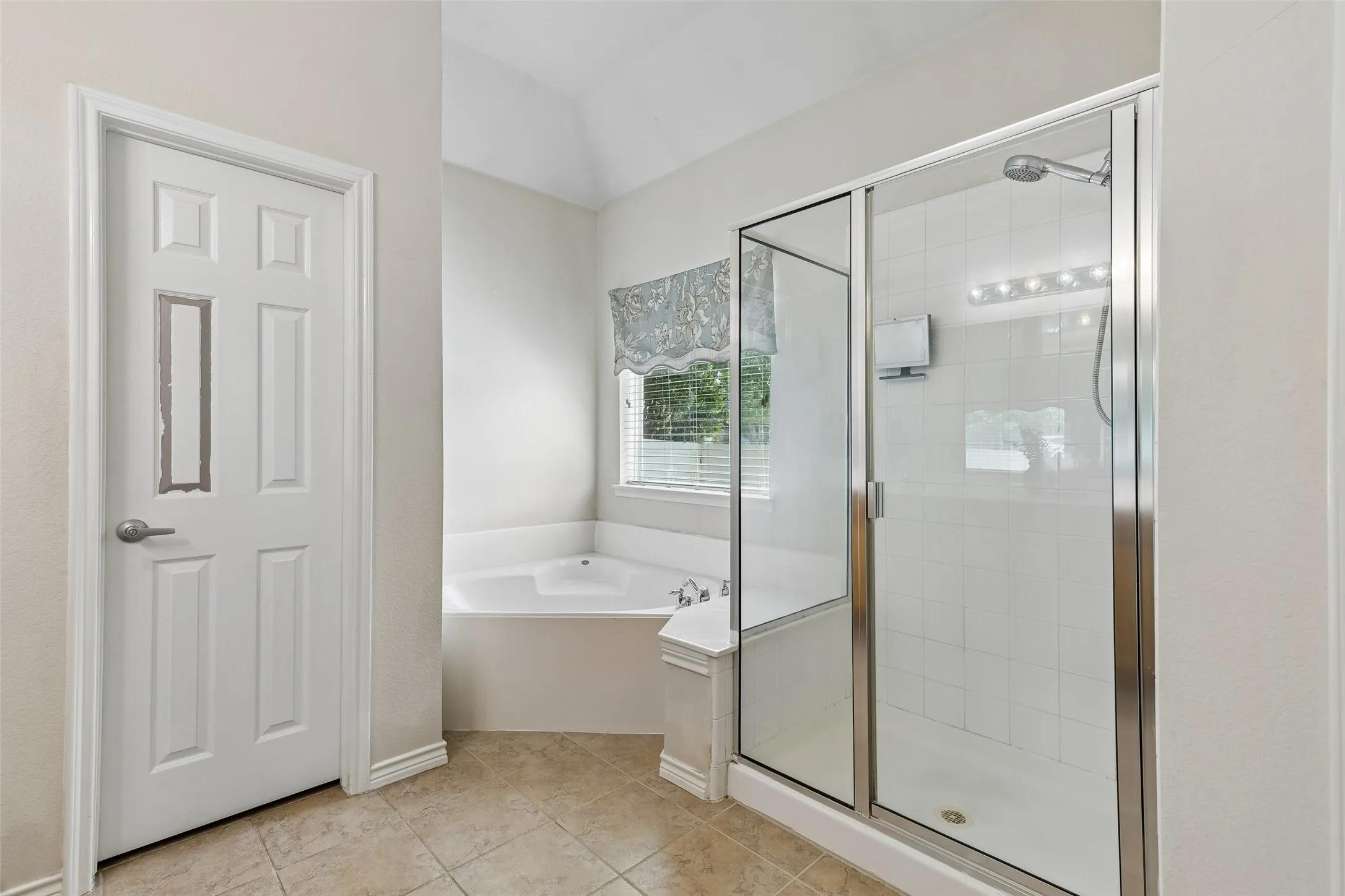 Single Family Residence For Sale in Denton County , 1104 Bell Manor Drive, Savannah, Texas 76227, 4 Bedroom, 2 Bathroom, 3 Garage spaces, 2,203 Sqft, built in 2005, mls#21312274, Real Estate Agent in Savannah, Homes For Sale in Denton county, Homes For Sale in Savannah, Realtor in Savannah Texas, Real Estate Brokerage Independent Realty Texas, Luminita Cordes Realtor