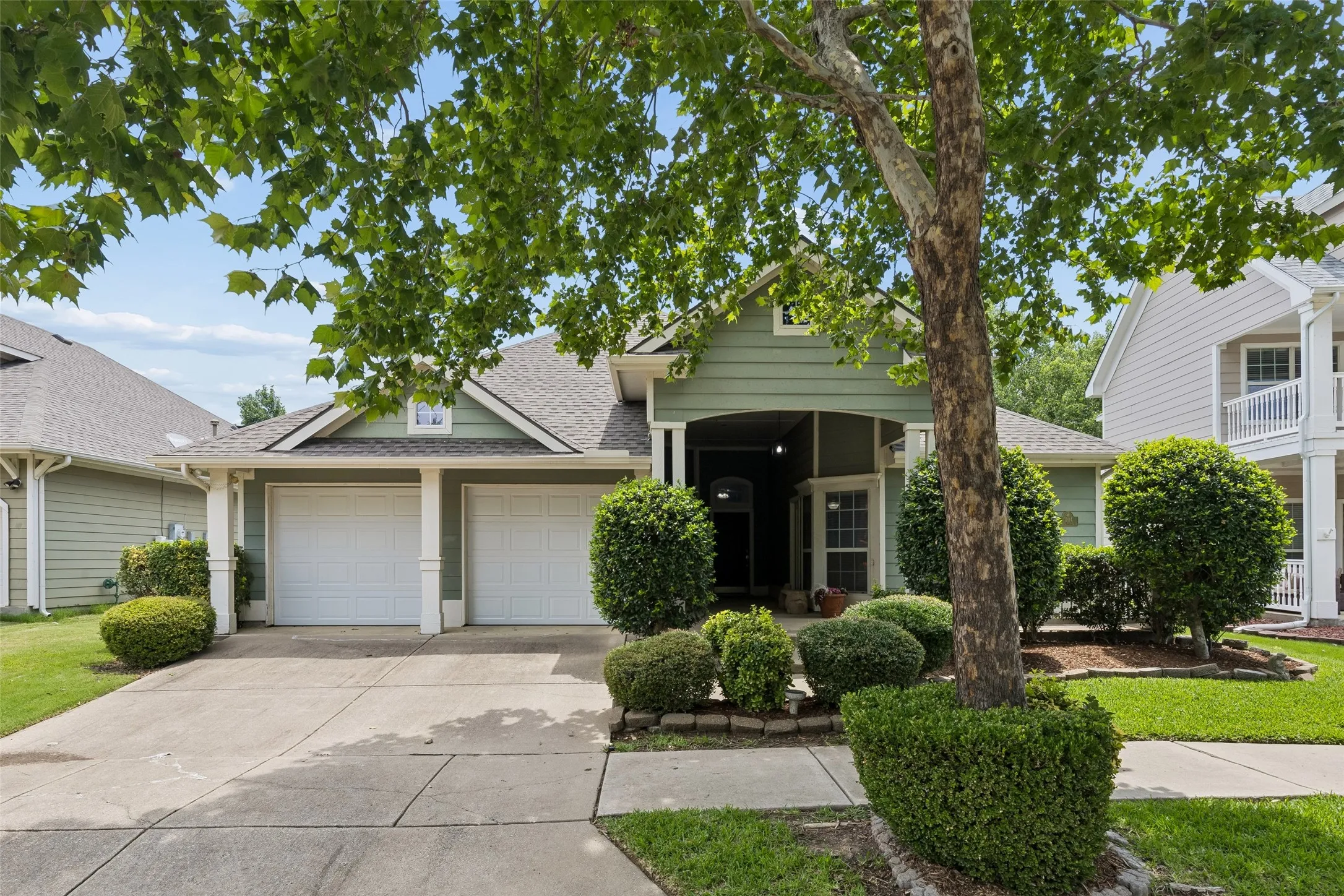 Single Family Residence For Sale in Denton County , 1104 Bell Manor Drive, Savannah, Texas 76227, 4 Bedroom, 2 Bathroom, 3 Garage spaces, 2,203 Sqft, built in 2005, mls#21312274, Real Estate Agent in Savannah, Homes For Sale in Denton county, Homes For Sale in Savannah, Realtor in Savannah Texas, Real Estate Brokerage Independent Realty Texas, Luminita Cordes Realtor