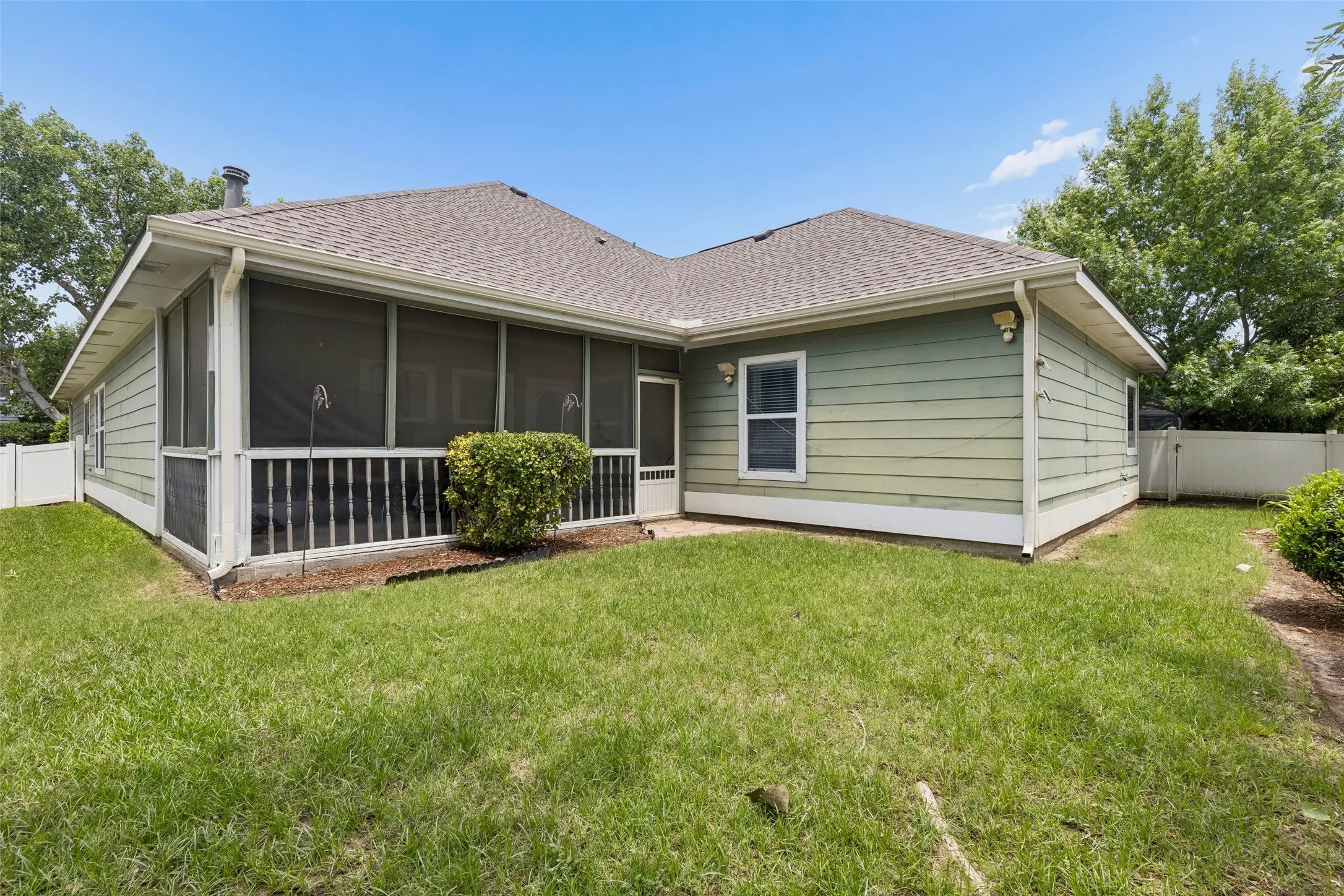 Single Family Residence For Sale in Denton County , 1104 Bell Manor Drive, Savannah, Texas 76227, 4 Bedroom, 2 Bathroom, 3 Garage spaces, 2,203 Sqft, built in 2005, mls#21312274, Real Estate Agent in Savannah, Homes For Sale in Denton county, Homes For Sale in Savannah, Realtor in Savannah Texas, Real Estate Brokerage Independent Realty Texas, Luminita Cordes Realtor