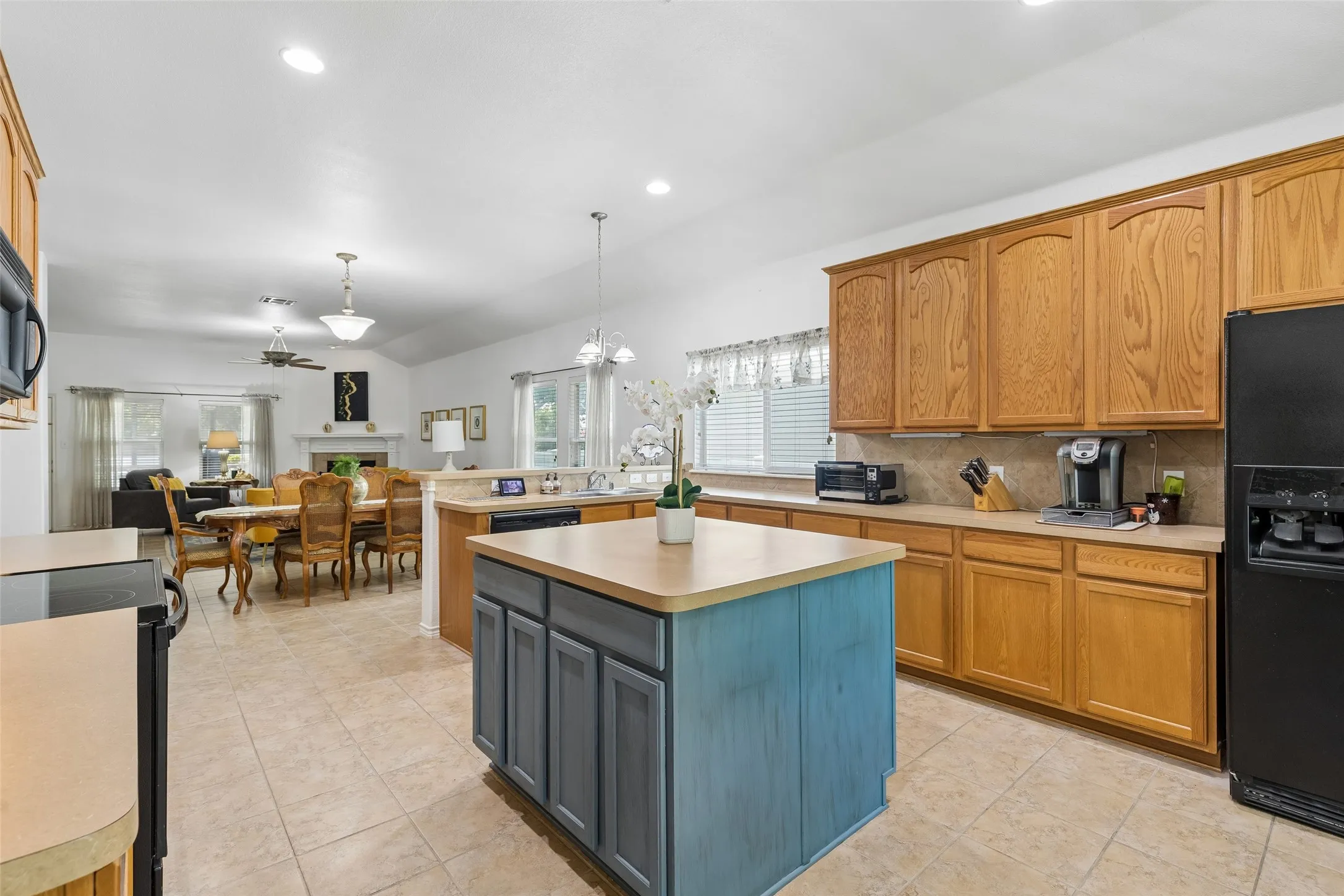 Single Family Residence For Sale in Denton County , 1104 Bell Manor Drive, Savannah, Texas 76227, 4 Bedroom, 2 Bathroom, 3 Garage spaces, 2,203 Sqft, built in 2005, mls#21312274, Real Estate Agent in Savannah, Homes For Sale in Denton county, Homes For Sale in Savannah, Realtor in Savannah Texas, Real Estate Brokerage Independent Realty Texas, Luminita Cordes Realtor