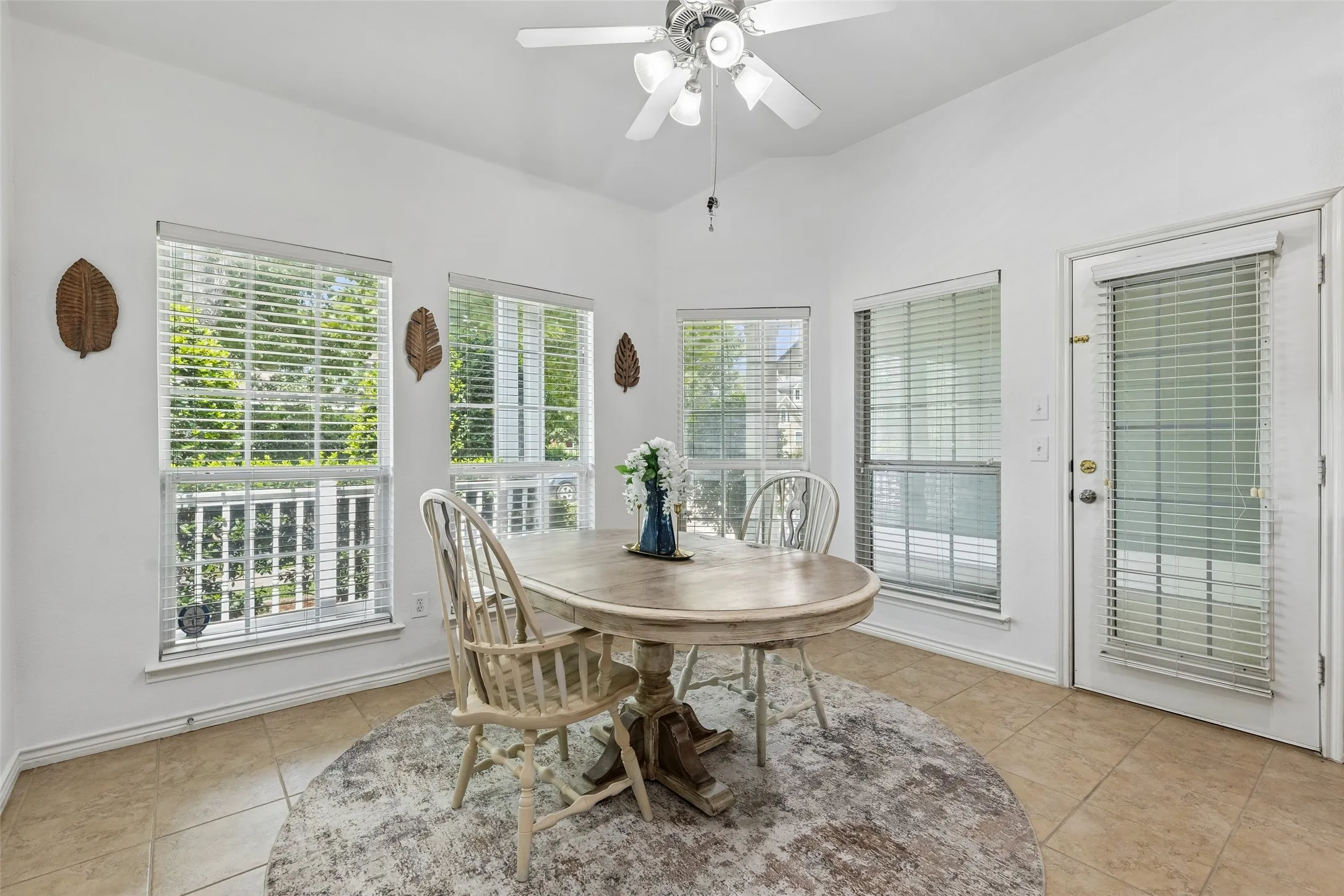 Breakfast area, lot of natural light