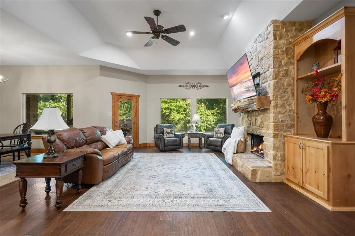 Single Family Residence For Sale in Smith County , 18598 FM 1804, Lindale, Texas 75771, 4 Bedroom, 3 Bathroom, 2 Garage spaces, 2,942 Sqft, built in 2011, mls#21315245, Real Estate Agent in Lindale, Homes For Sale in Smith county, Homes For Sale in Lindale, Realtor in Lindale Texas, Real Estate Brokerage Independent Realty Texas, Luminita Cordes Realtor