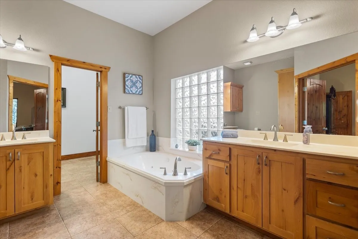 Single Family Residence For Sale in Smith County , 18598 FM 1804, Lindale, Texas 75771, 4 Bedroom, 3 Bathroom, 2 Garage spaces, 2,942 Sqft, built in 2011, mls#21315245, Real Estate Agent in Lindale, Homes For Sale in Smith county, Homes For Sale in Lindale, Realtor in Lindale Texas, Real Estate Brokerage Independent Realty Texas, Luminita Cordes Realtor