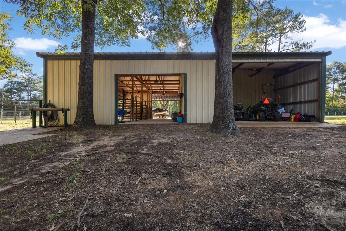 Single Family Residence For Sale in Smith County , 18598 FM 1804, Lindale, Texas 75771, 4 Bedroom, 3 Bathroom, 2 Garage spaces, 2,942 Sqft, built in 2011, mls#21315245, Real Estate Agent in Lindale, Homes For Sale in Smith county, Homes For Sale in Lindale, Realtor in Lindale Texas, Real Estate Brokerage Independent Realty Texas, Luminita Cordes Realtor