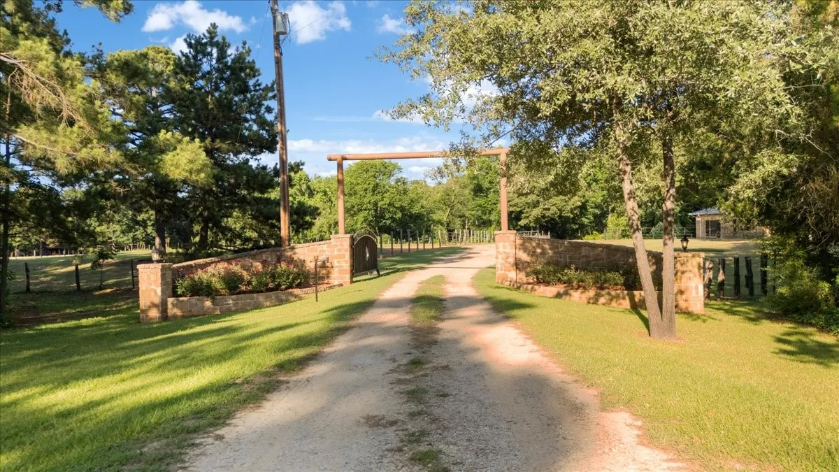 Single Family Residence For Sale in Smith County , 18598 FM 1804, Lindale, Texas 75771, 4 Bedroom, 3 Bathroom, 2 Garage spaces, 2,942 Sqft, built in 2011, mls#21315245, Real Estate Agent in Lindale, Homes For Sale in Smith county, Homes For Sale in Lindale, Realtor in Lindale Texas, Real Estate Brokerage Independent Realty Texas, Luminita Cordes Realtor