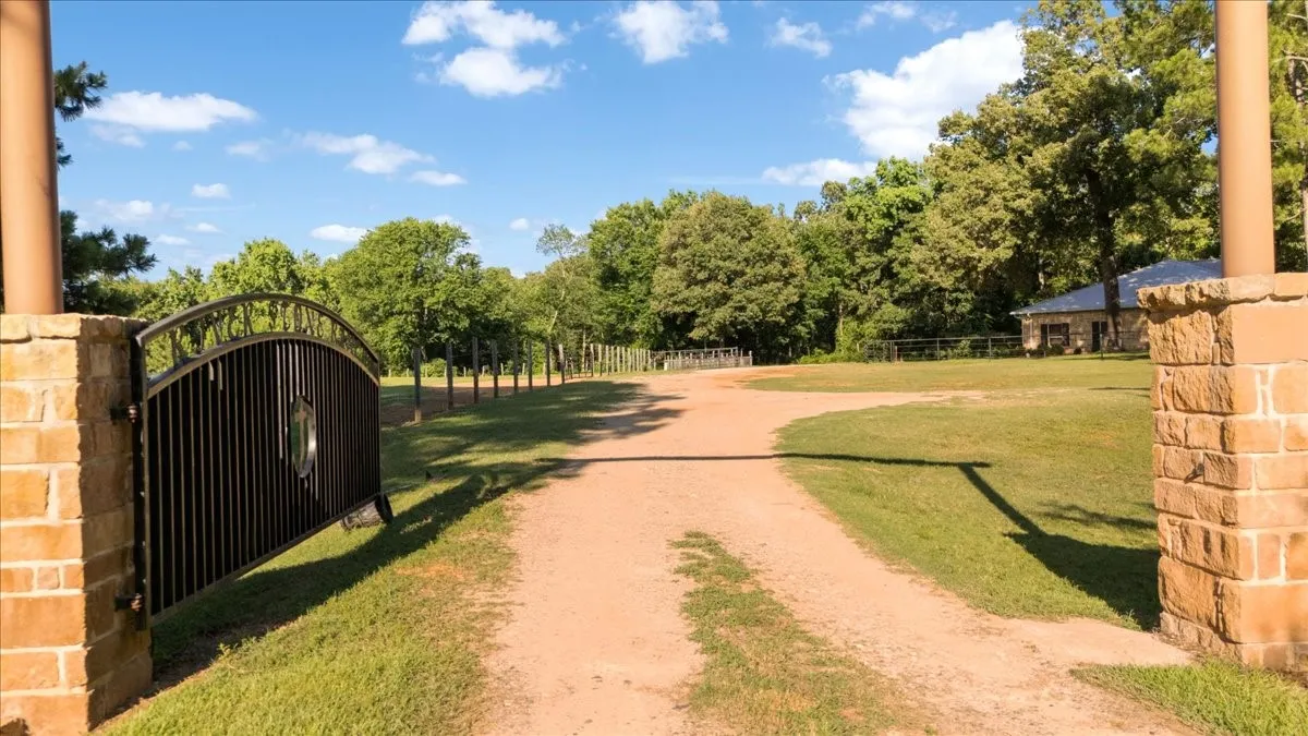 Single Family Residence For Sale in Smith County , 18598 FM 1804, Lindale, Texas 75771, 4 Bedroom, 3 Bathroom, 2 Garage spaces, 2,942 Sqft, built in 2011, mls#21315245, Real Estate Agent in Lindale, Homes For Sale in Smith county, Homes For Sale in Lindale, Realtor in Lindale Texas, Real Estate Brokerage Independent Realty Texas, Luminita Cordes Realtor