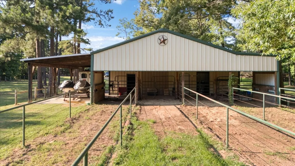 Single Family Residence For Sale in Smith County , 18598 FM 1804, Lindale, Texas 75771, 4 Bedroom, 3 Bathroom, 2 Garage spaces, 2,942 Sqft, built in 2011, mls#21315245, Real Estate Agent in Lindale, Homes For Sale in Smith county, Homes For Sale in Lindale, Realtor in Lindale Texas, Real Estate Brokerage Independent Realty Texas, Luminita Cordes Realtor