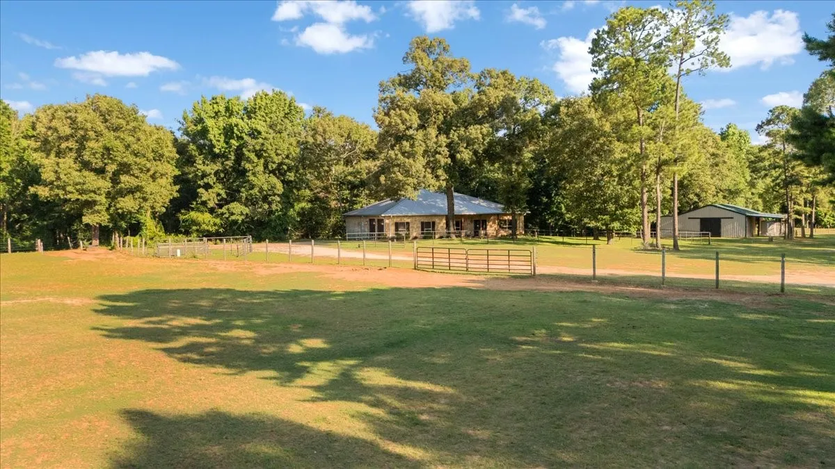 Single Family Residence For Sale in Smith County , 18598 FM 1804, Lindale, Texas 75771, 4 Bedroom, 3 Bathroom, 2 Garage spaces, 2,942 Sqft, built in 2011, mls#21315245, Real Estate Agent in Lindale, Homes For Sale in Smith county, Homes For Sale in Lindale, Realtor in Lindale Texas, Real Estate Brokerage Independent Realty Texas, Luminita Cordes Realtor