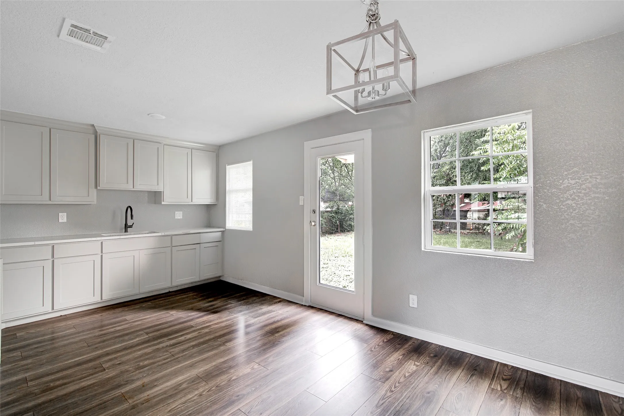 Single Family Residence For Sale in Tarrant County , 412 E Fogg Street, Fort Worth, Texas 76110, 3 Bedroom, 1 Bathroom, Garage spaces, 864 Sqft, built in 1962, Price $218,999, mls#21315246, Real Estate Agent in Fort Worth, Homes For Sale in Tarrant county, Homes For Sale in Fort Worth, Realtor in Fort Worth Texas, Real Estate Brokerage Independent Realty Texas, Luminita Cordes Realtor