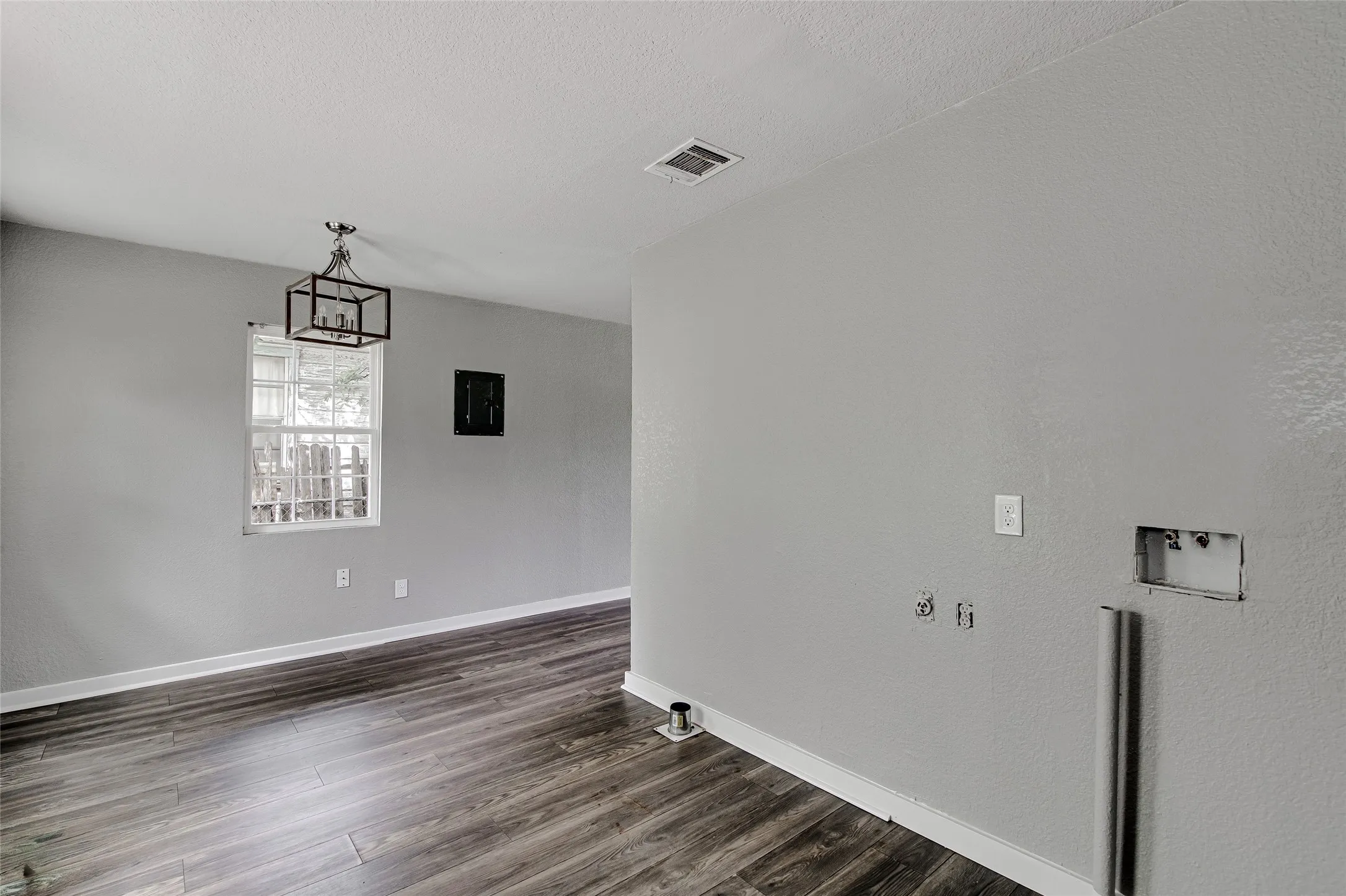 Single Family Residence For Sale in Tarrant County , 412 E Fogg Street, Fort Worth, Texas 76110, 3 Bedroom, 1 Bathroom, Garage spaces, 864 Sqft, built in 1962, Price $218,999, mls#21315246, Real Estate Agent in Fort Worth, Homes For Sale in Tarrant county, Homes For Sale in Fort Worth, Realtor in Fort Worth Texas, Real Estate Brokerage Independent Realty Texas, Luminita Cordes Realtor