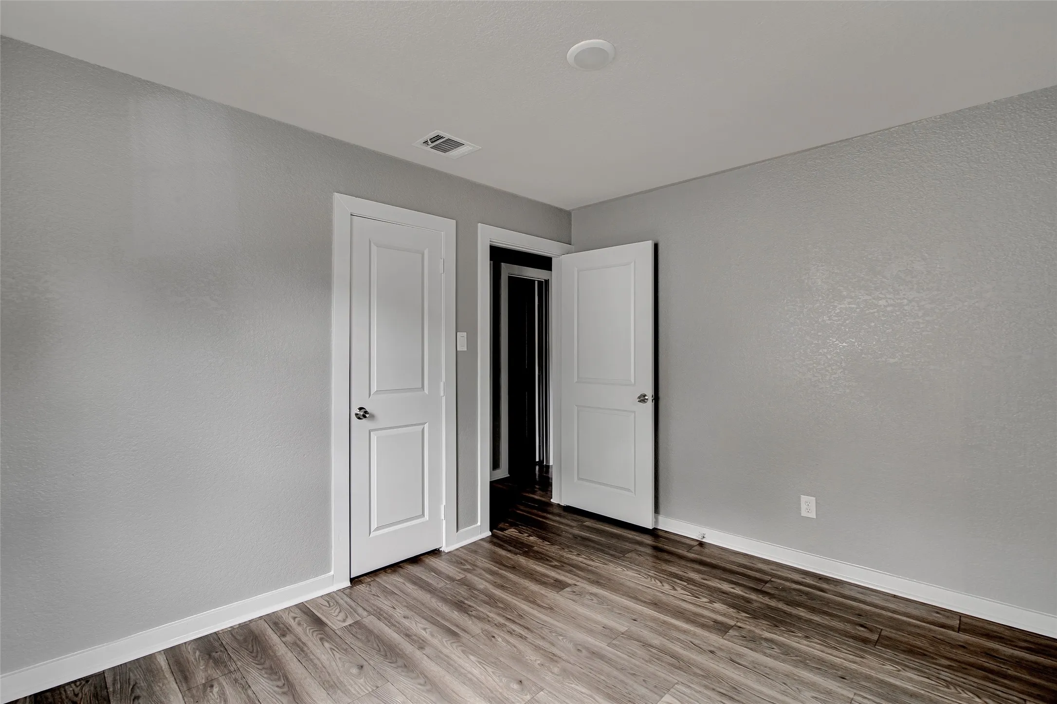 Single Family Residence For Sale in Tarrant County , 412 E Fogg Street, Fort Worth, Texas 76110, 3 Bedroom, 1 Bathroom, Garage spaces, 864 Sqft, built in 1962, Price $218,999, mls#21315246, Real Estate Agent in Fort Worth, Homes For Sale in Tarrant county, Homes For Sale in Fort Worth, Realtor in Fort Worth Texas, Real Estate Brokerage Independent Realty Texas, Luminita Cordes Realtor